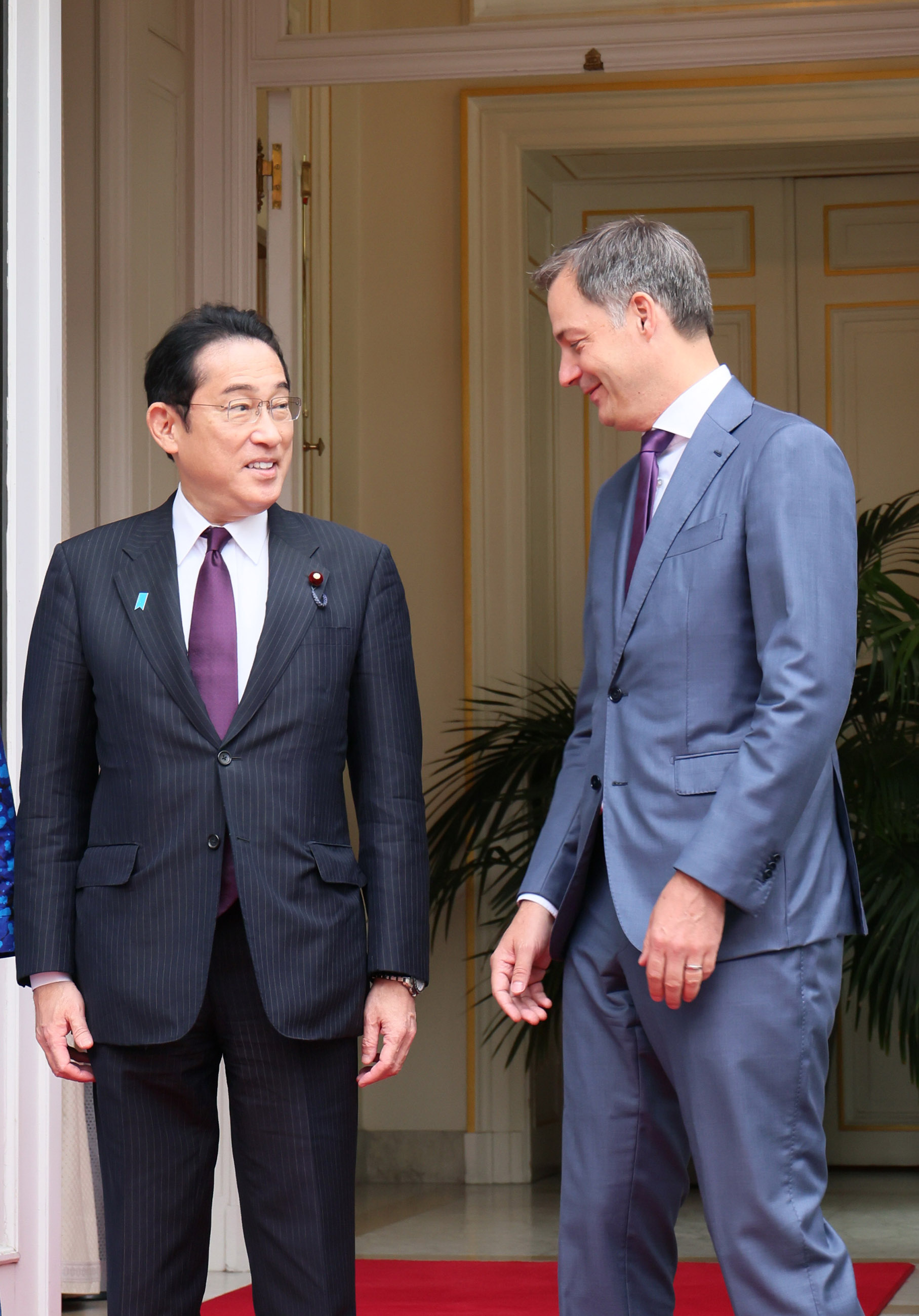 Prime Minister Kishida receiving greetings from Prime Minister Alexander De Croo (2)