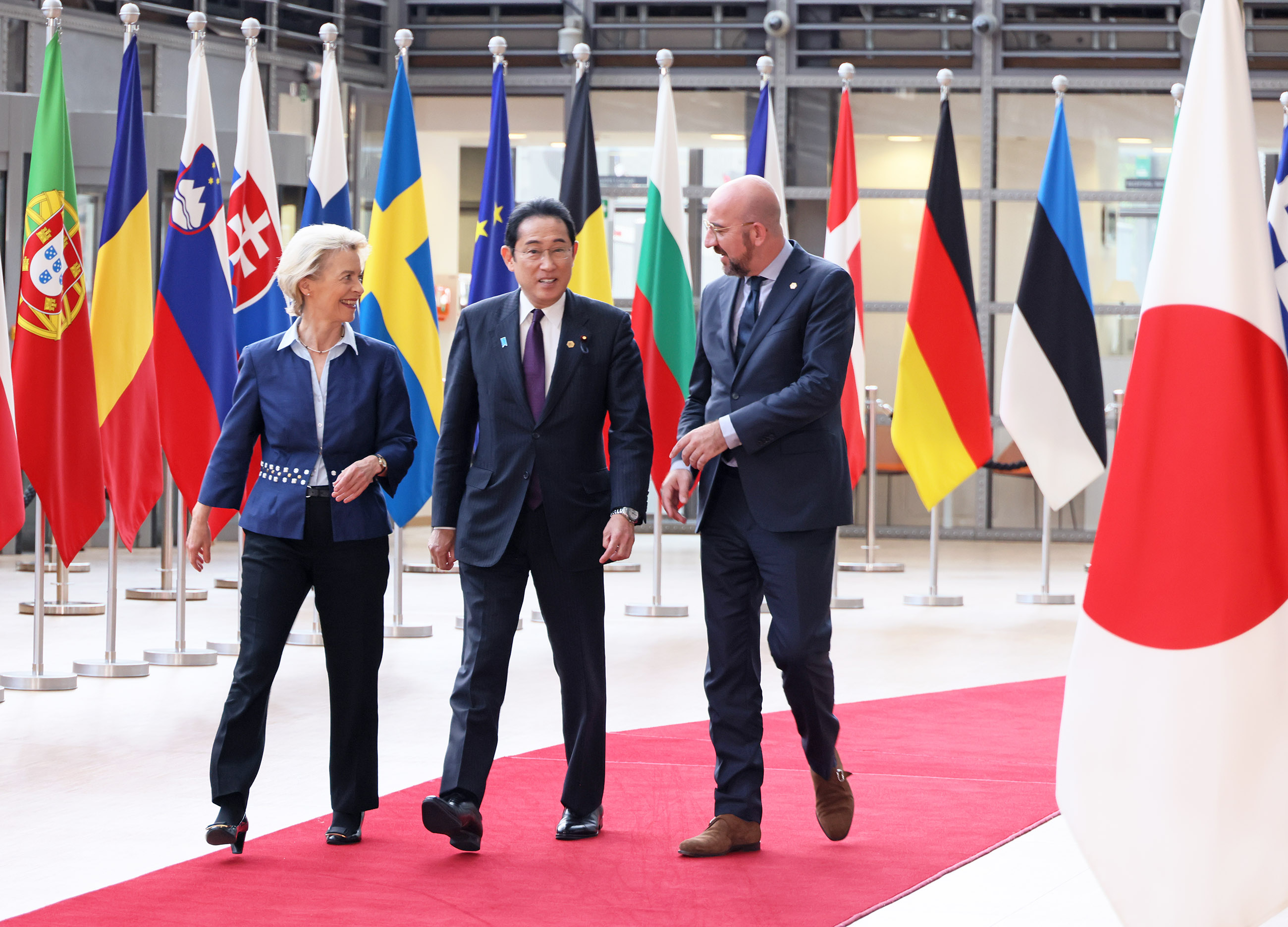 Prime Minister Kishida receiving greetings from President Charles Michel of the European Council and President Ursula von der Leyen of the European Commission (2)