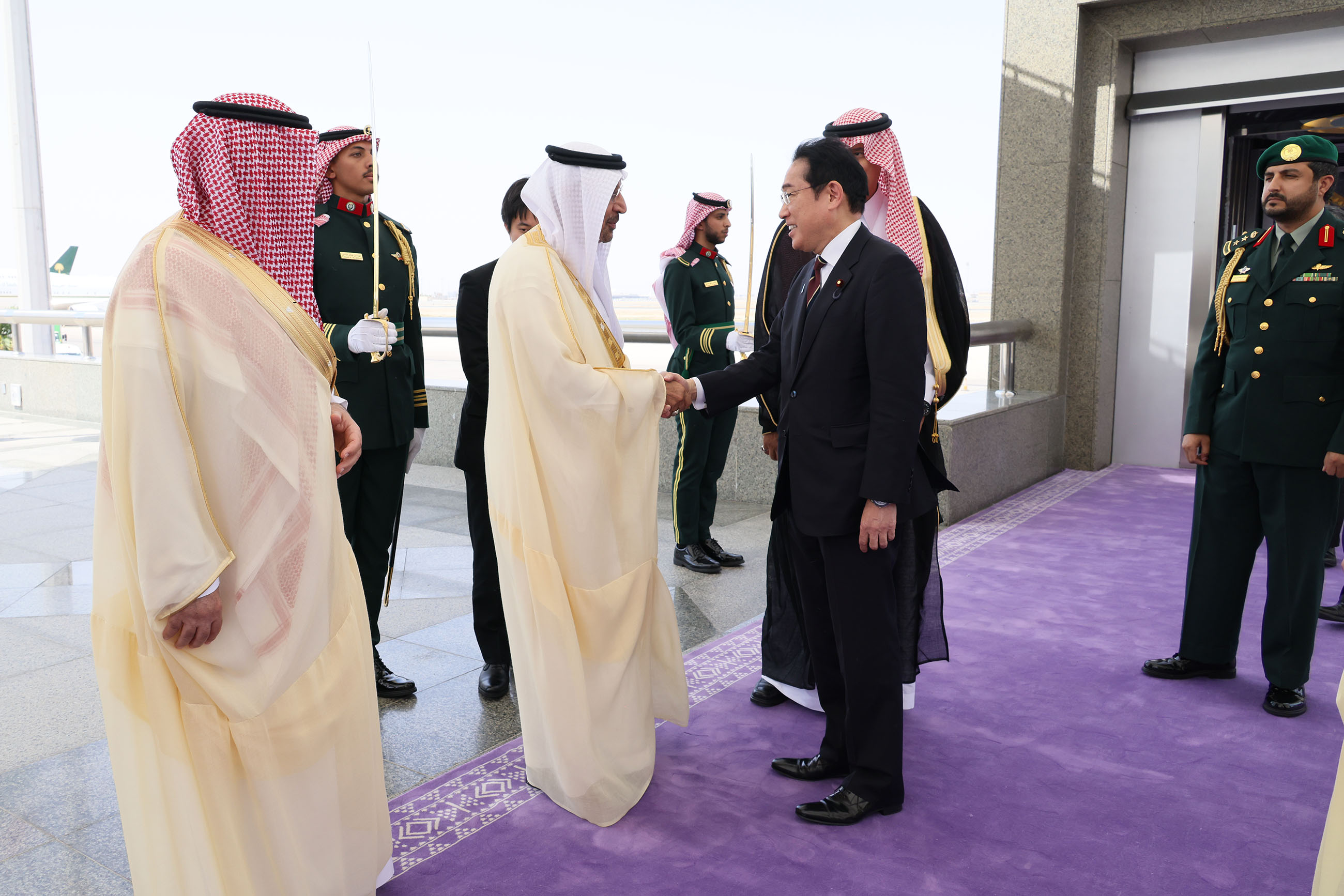 Prime Minister Kishida arriving in Saudi Arabia (2)