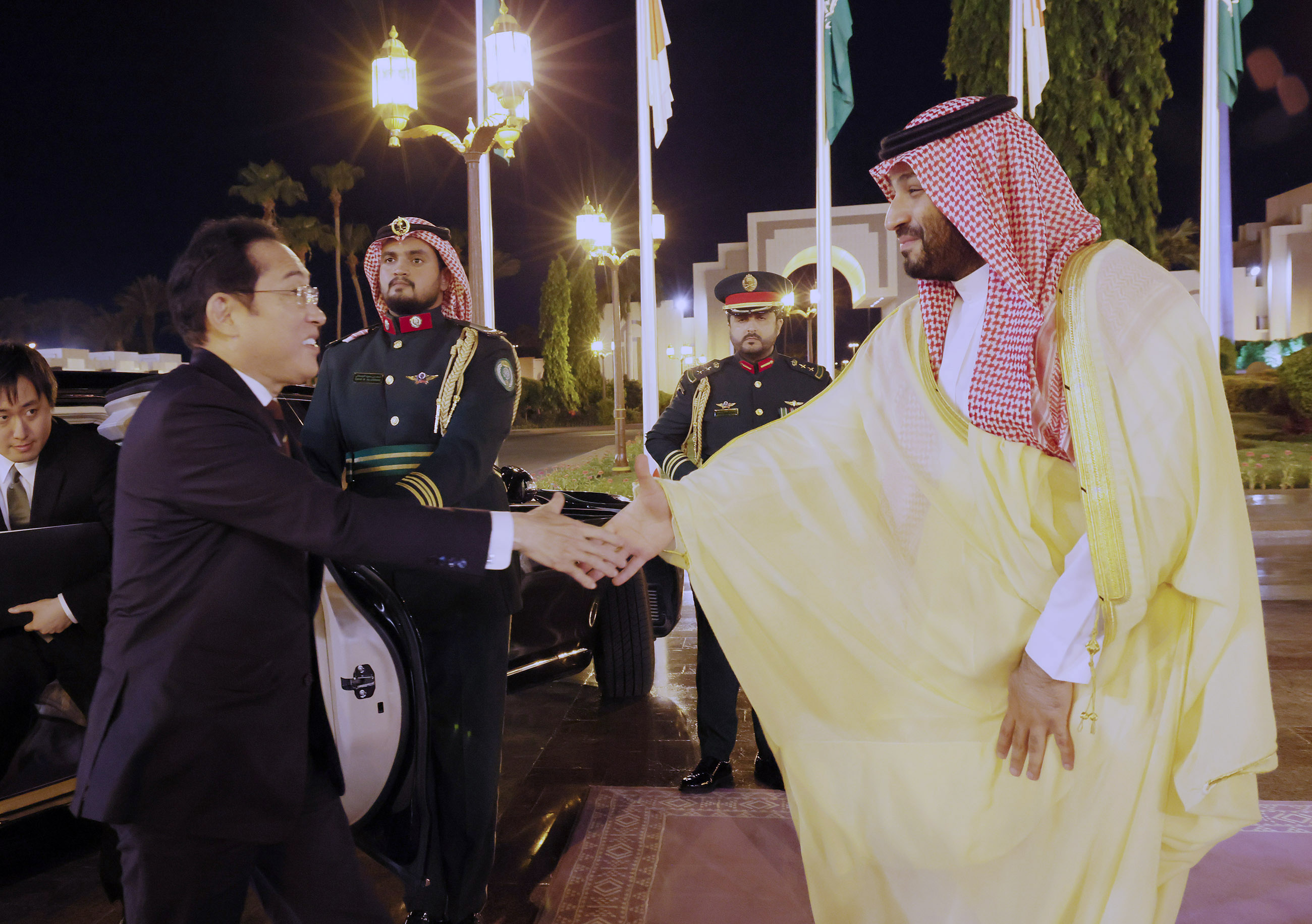 Prime Minister Kishida receiving greetings from Crown Prince Mohammed bin Salman