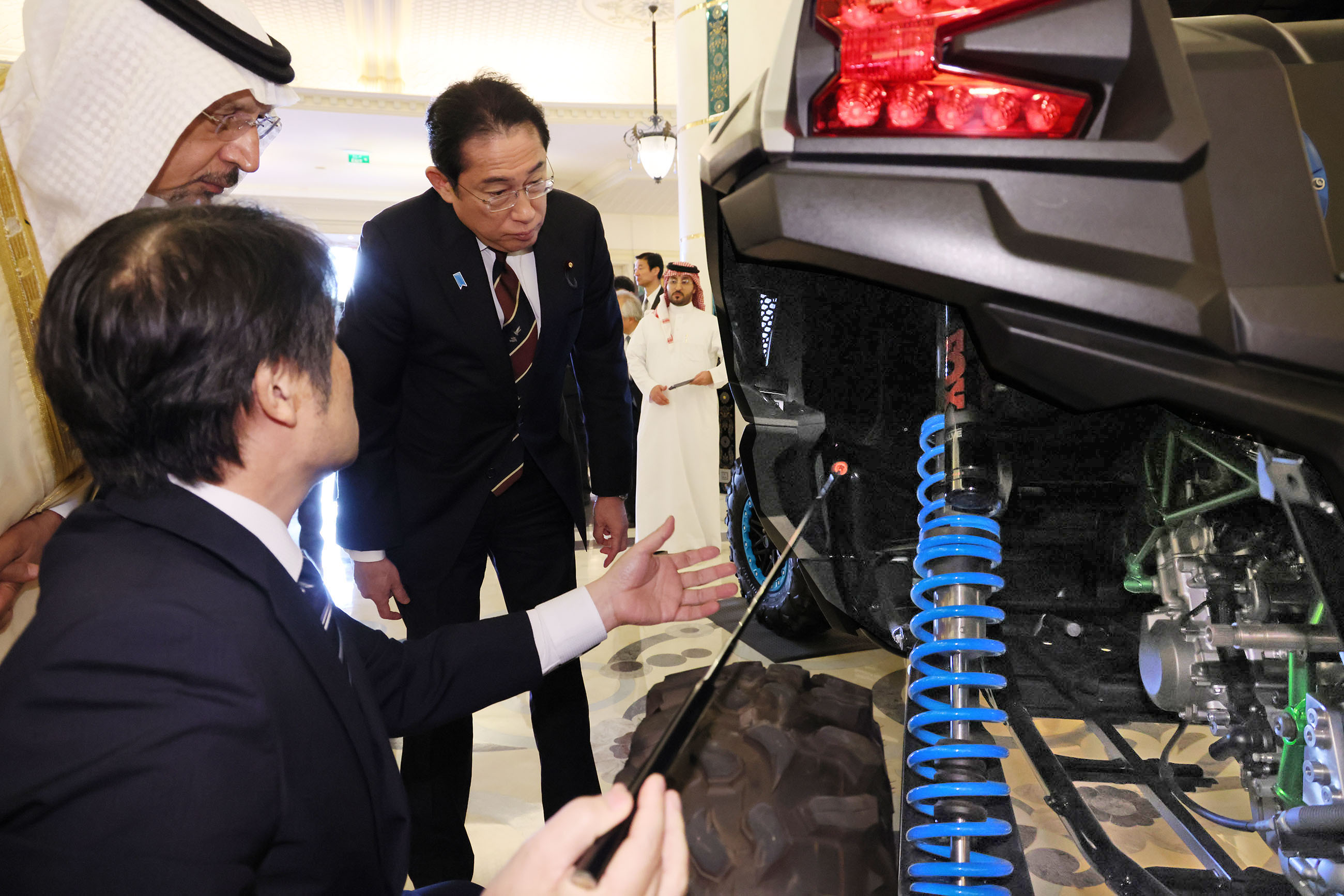 Prime Minister Kishida inspecting a hydrogen-powered motorcycle engine research vehicle (1)