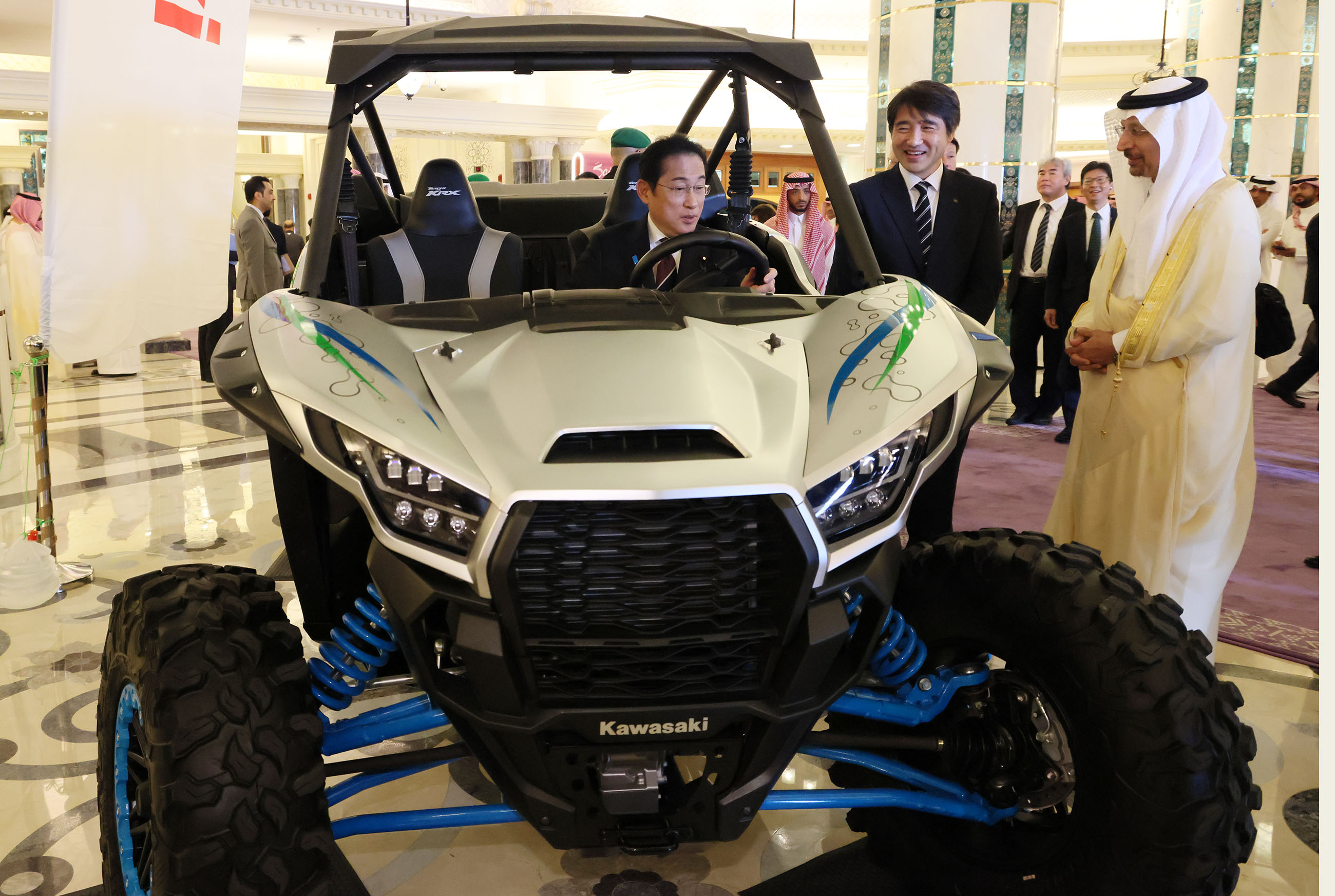Prime Minister Kishida inspecting a hydrogen-powered motorcycle engine research vehicle (2)