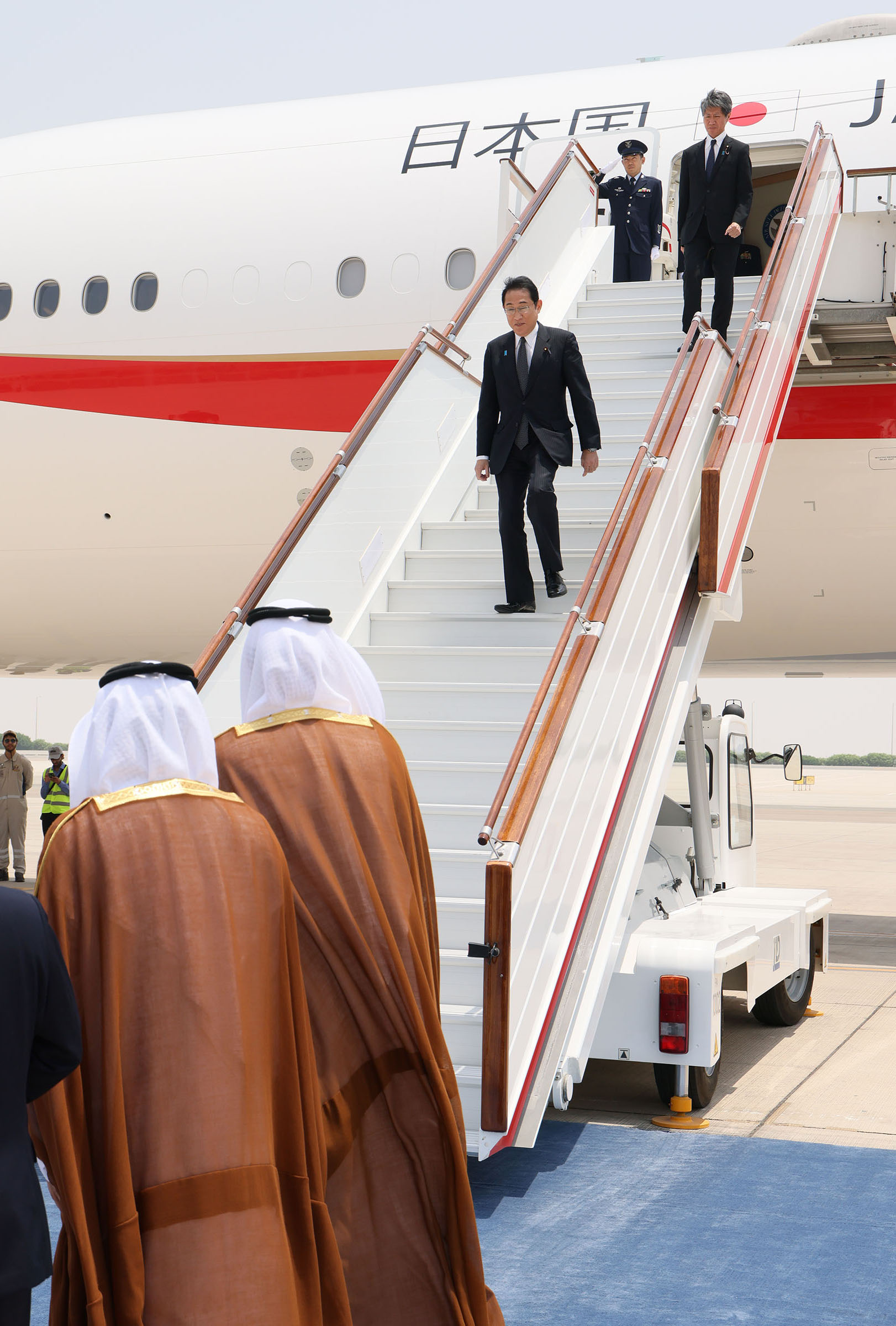 Prime Minister Kishida arriving in the UAE (1)