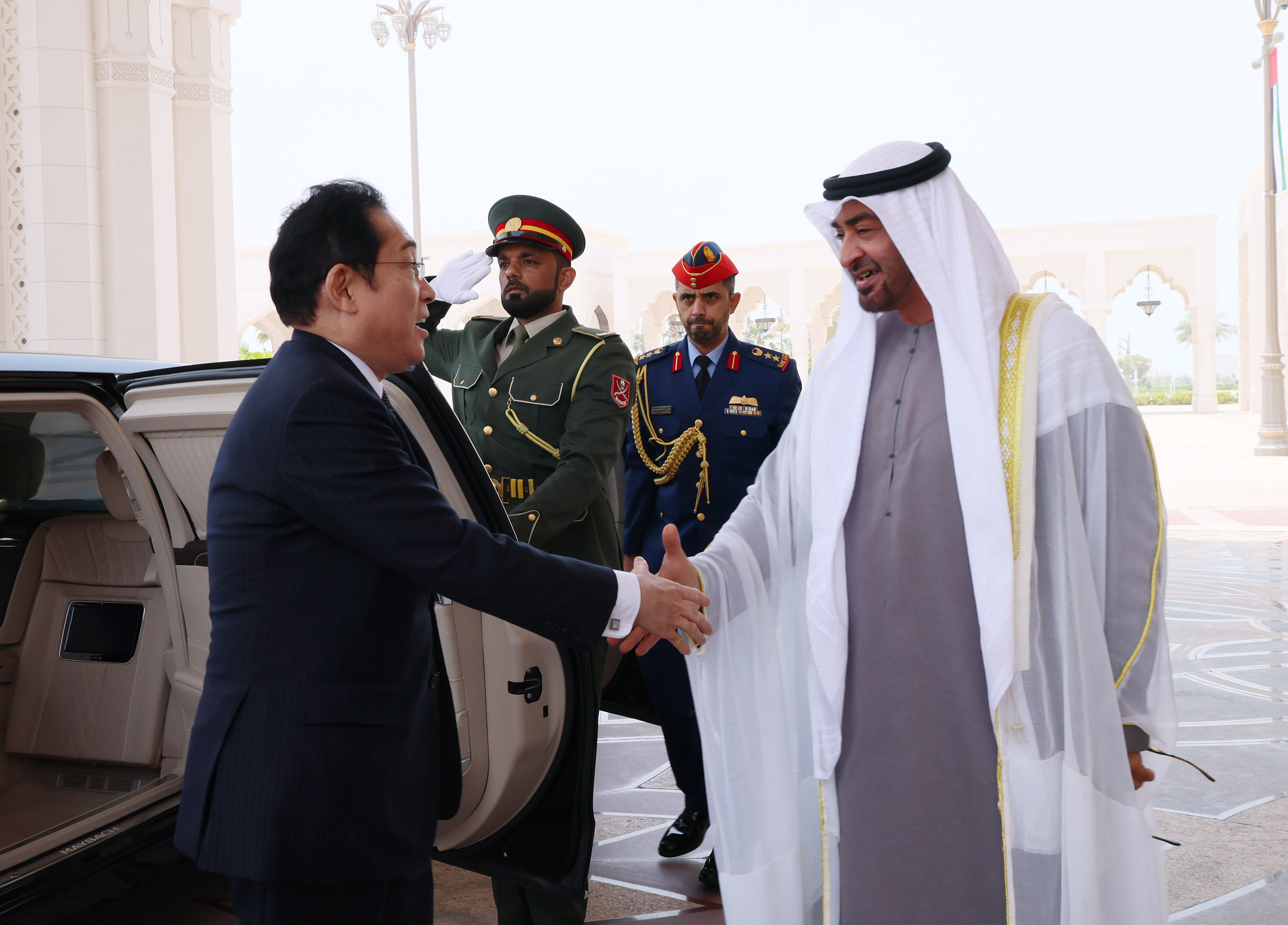 Prime Minister Kishida receiving greetings from President Sheikh Mohamed bin Zayed Al Nahyan