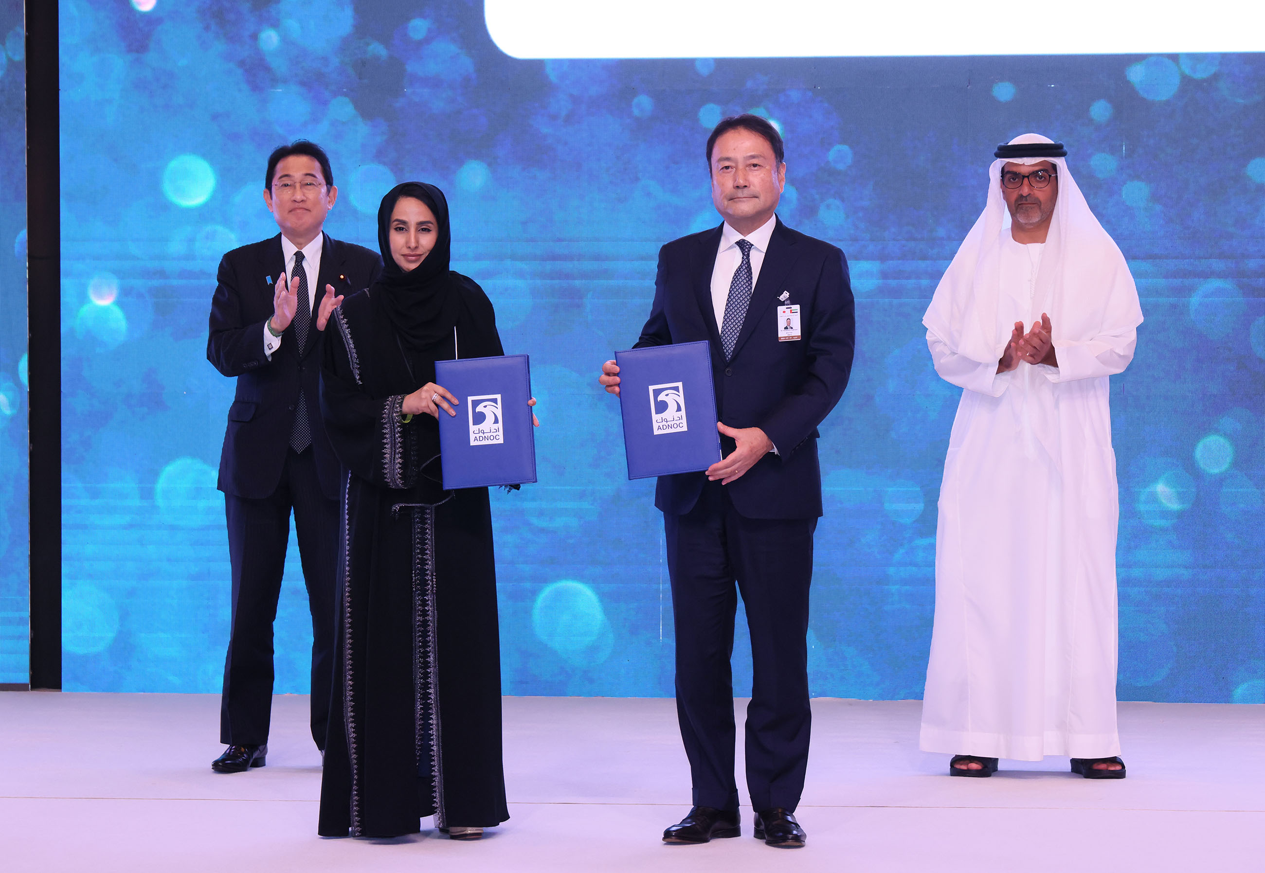 Ceremony to exchange documents at the Japan-UAE Business Forum (1)