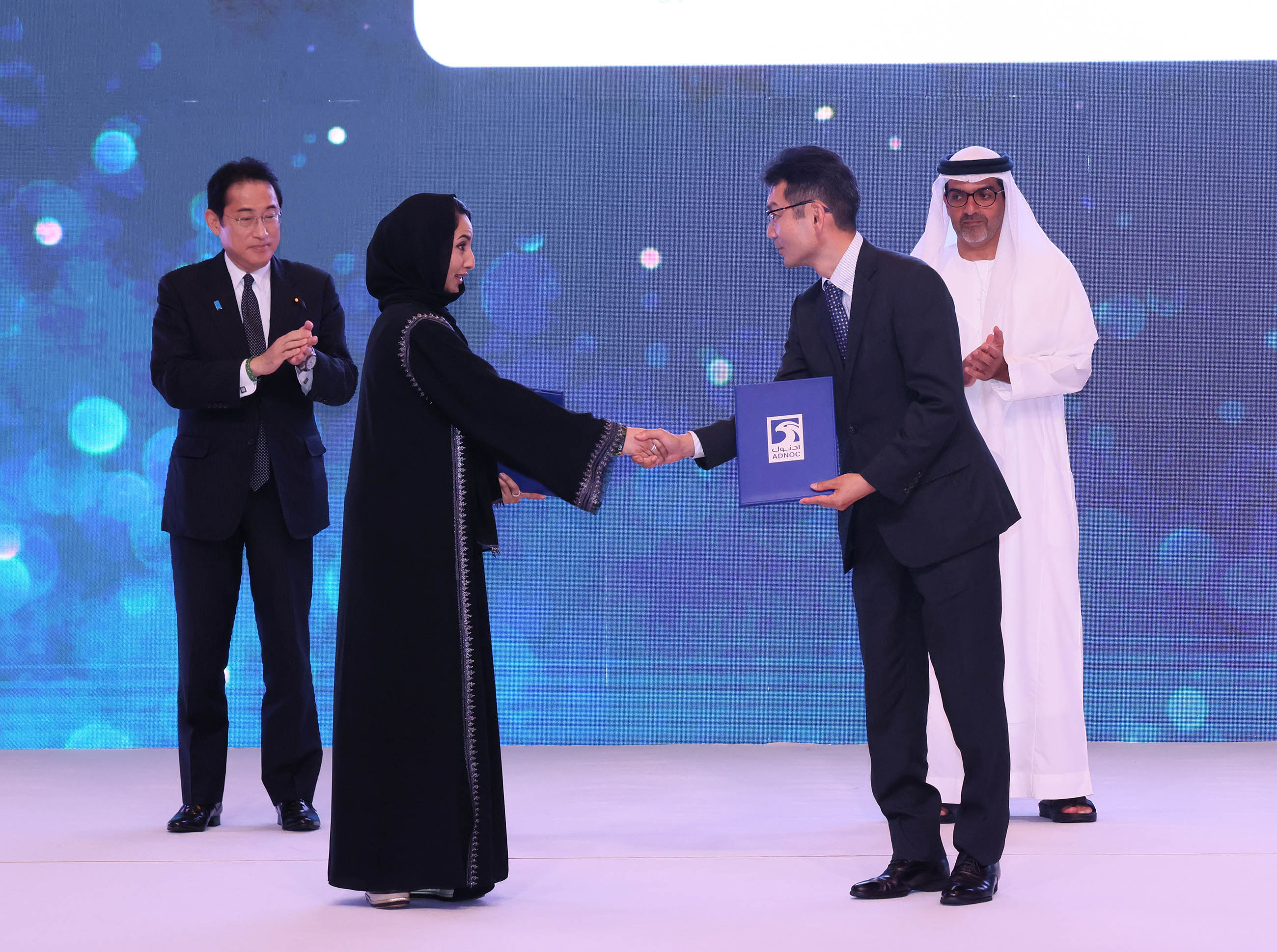 Ceremony to exchange documents at the Japan-UAE Business Forum (2)