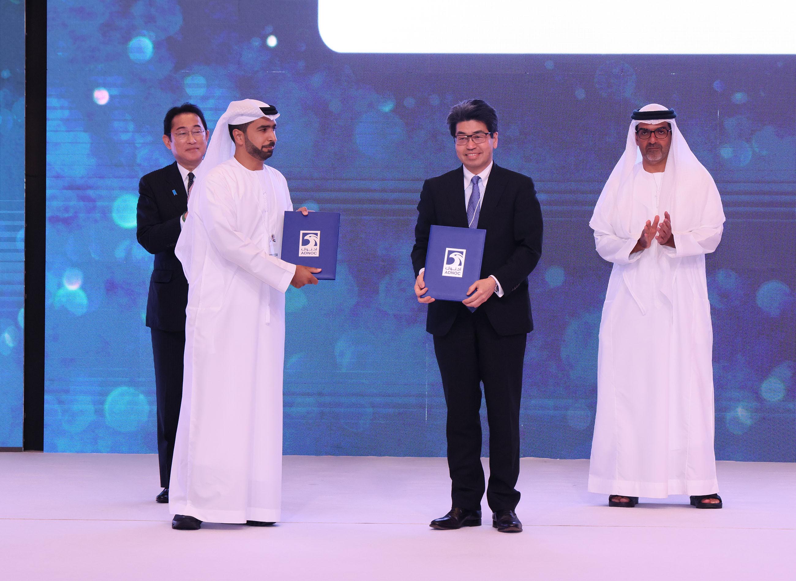 Ceremony to exchange documents at the Japan-UAE Business Forum (3)