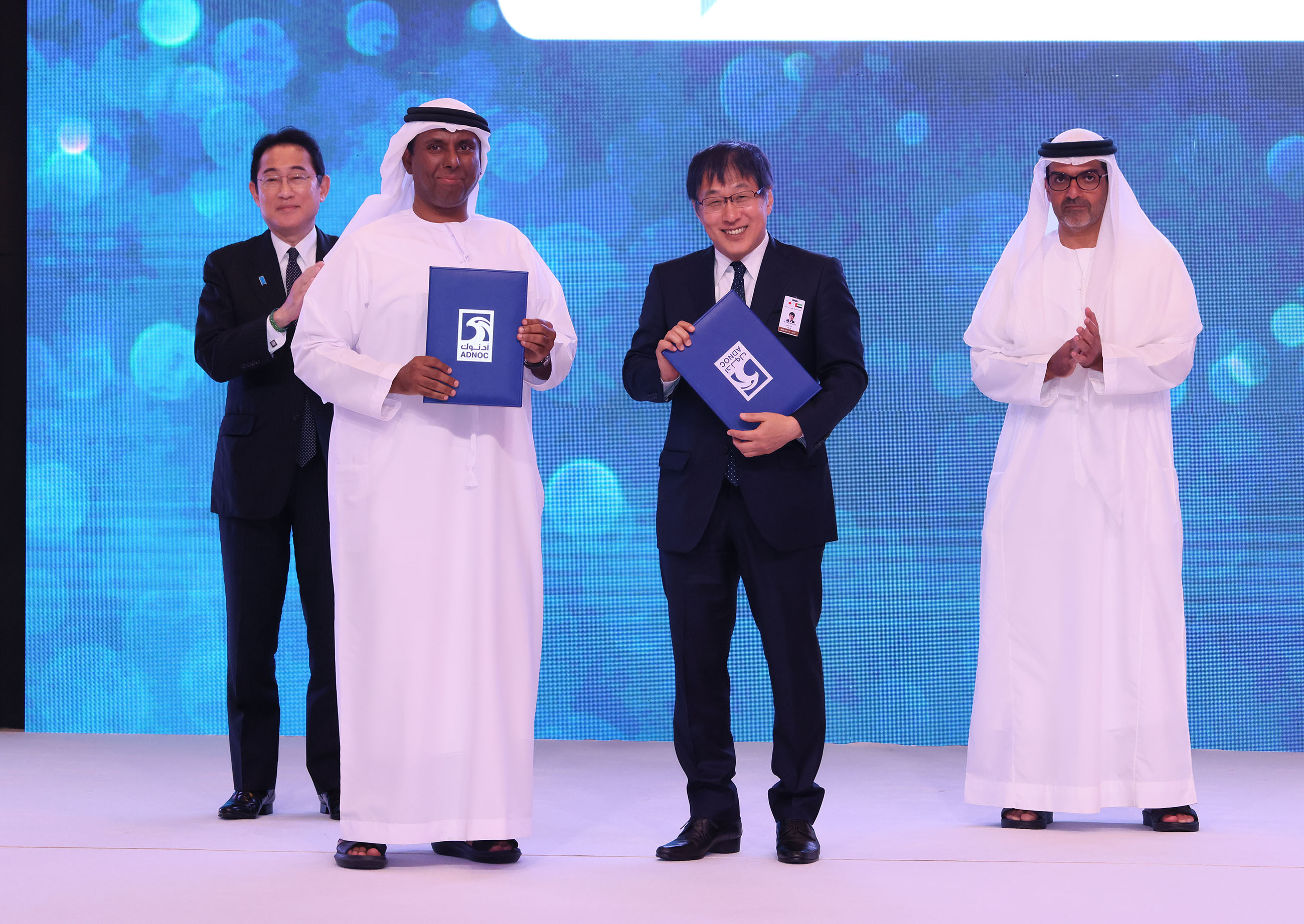 Ceremony to exchange documents at the Japan-UAE Business Forum (4)