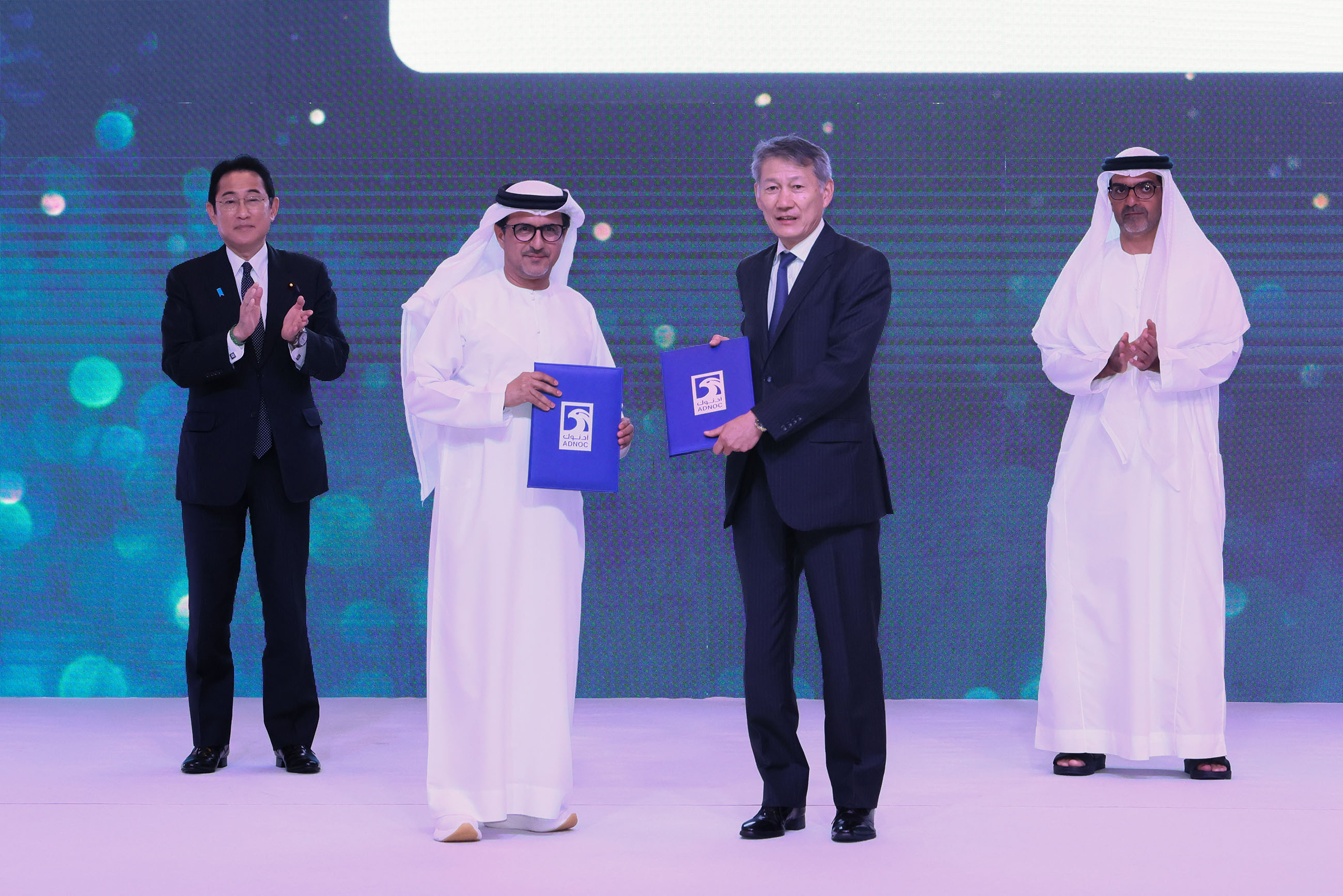Ceremony to exchange documents at the Japan-UAE Business Forum (5)