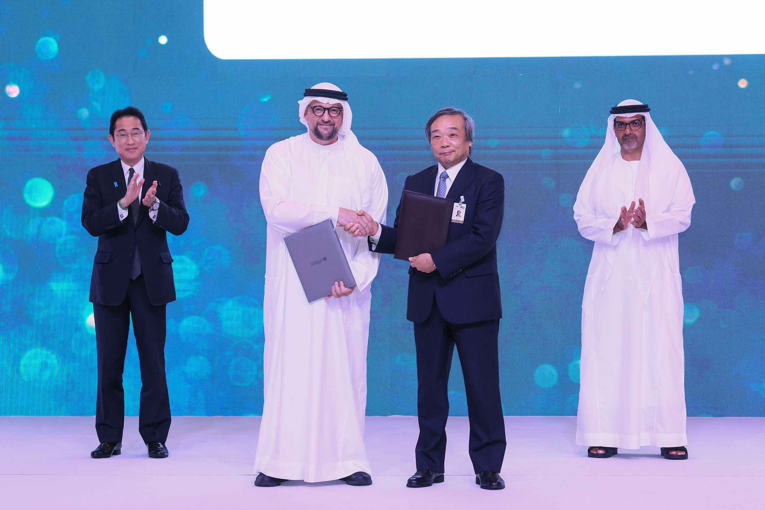 Ceremony to exchange documents at the Japan-UAE Business Forum (7)