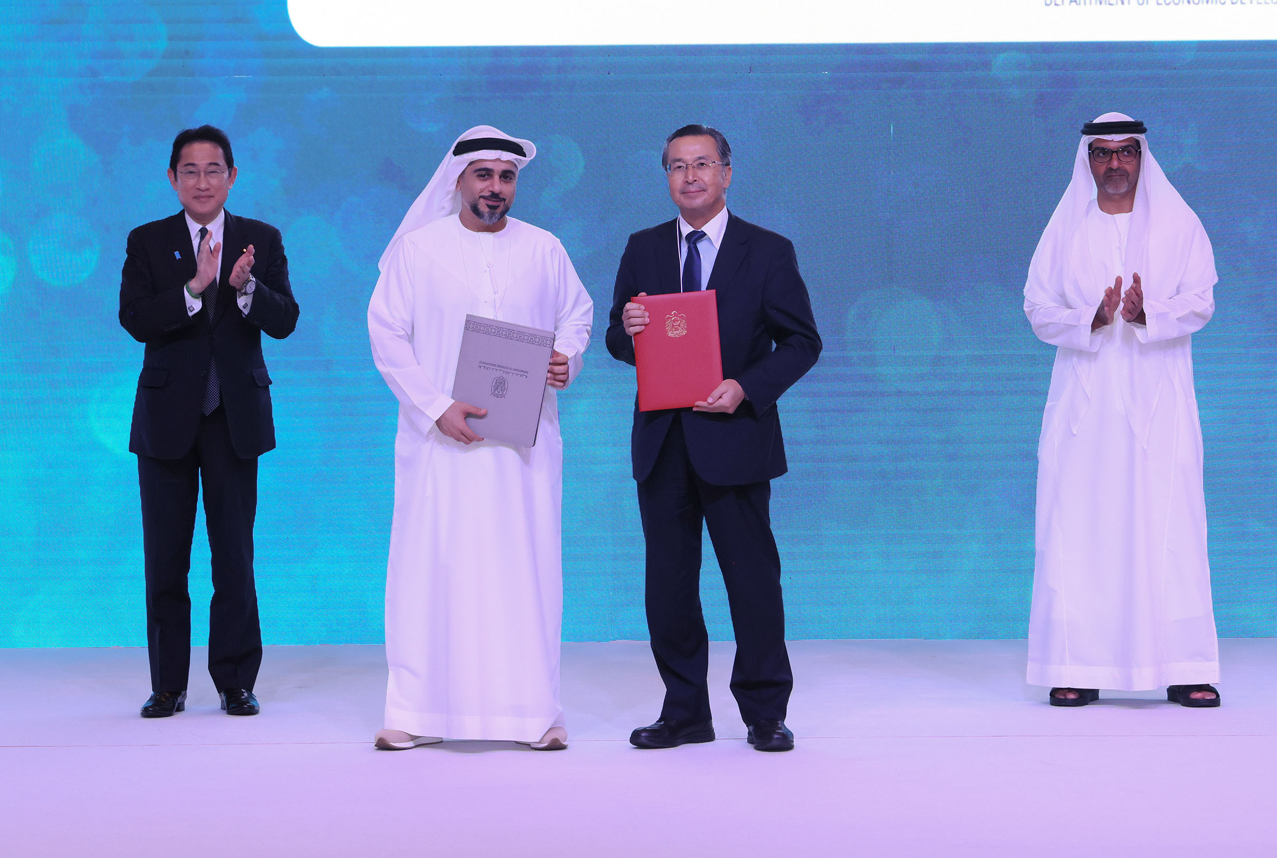Ceremony to exchange documents at the Japan-UAE Business Forum (9)