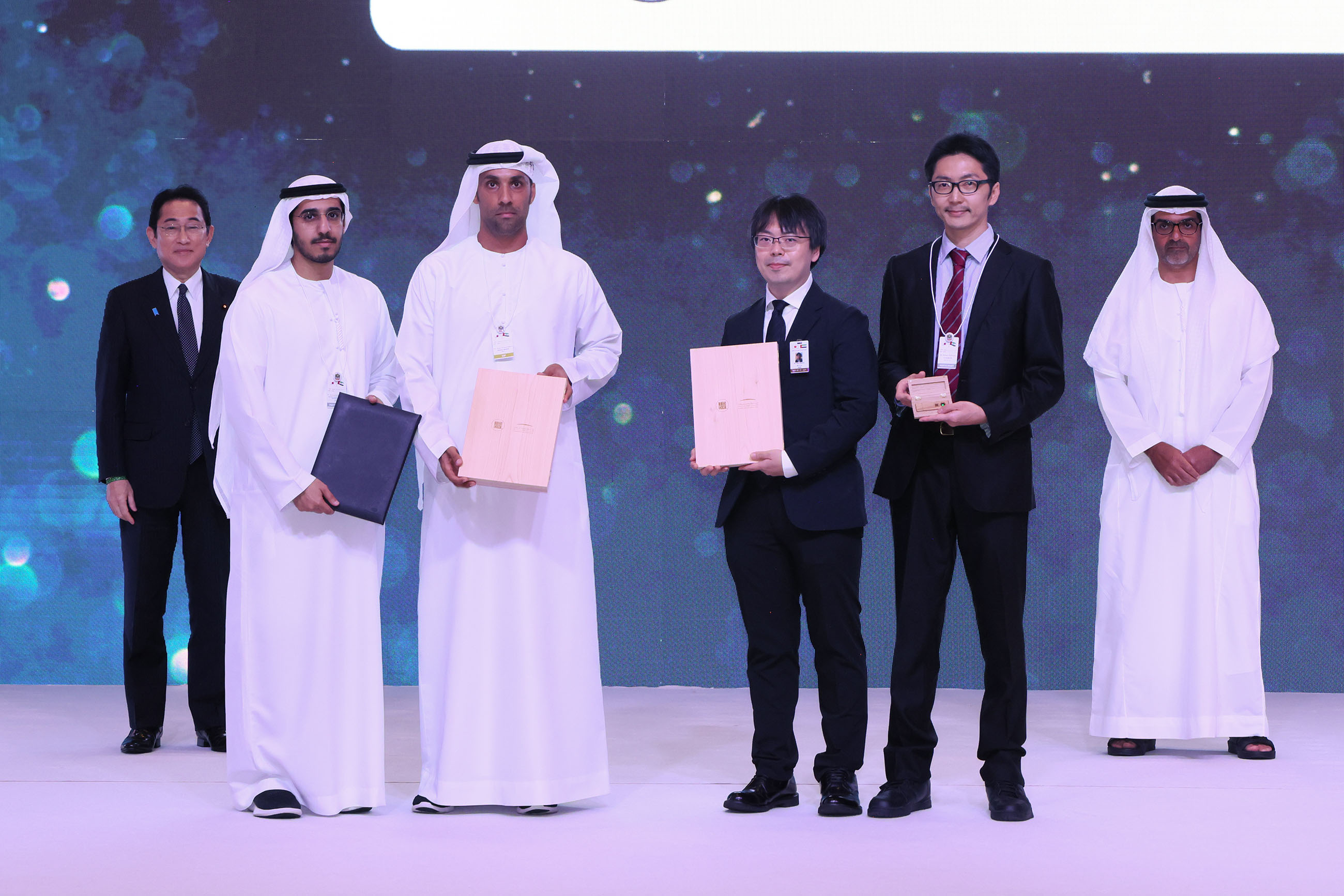 Ceremony to exchange documents at the Japan-UAE Business Forum (11)
