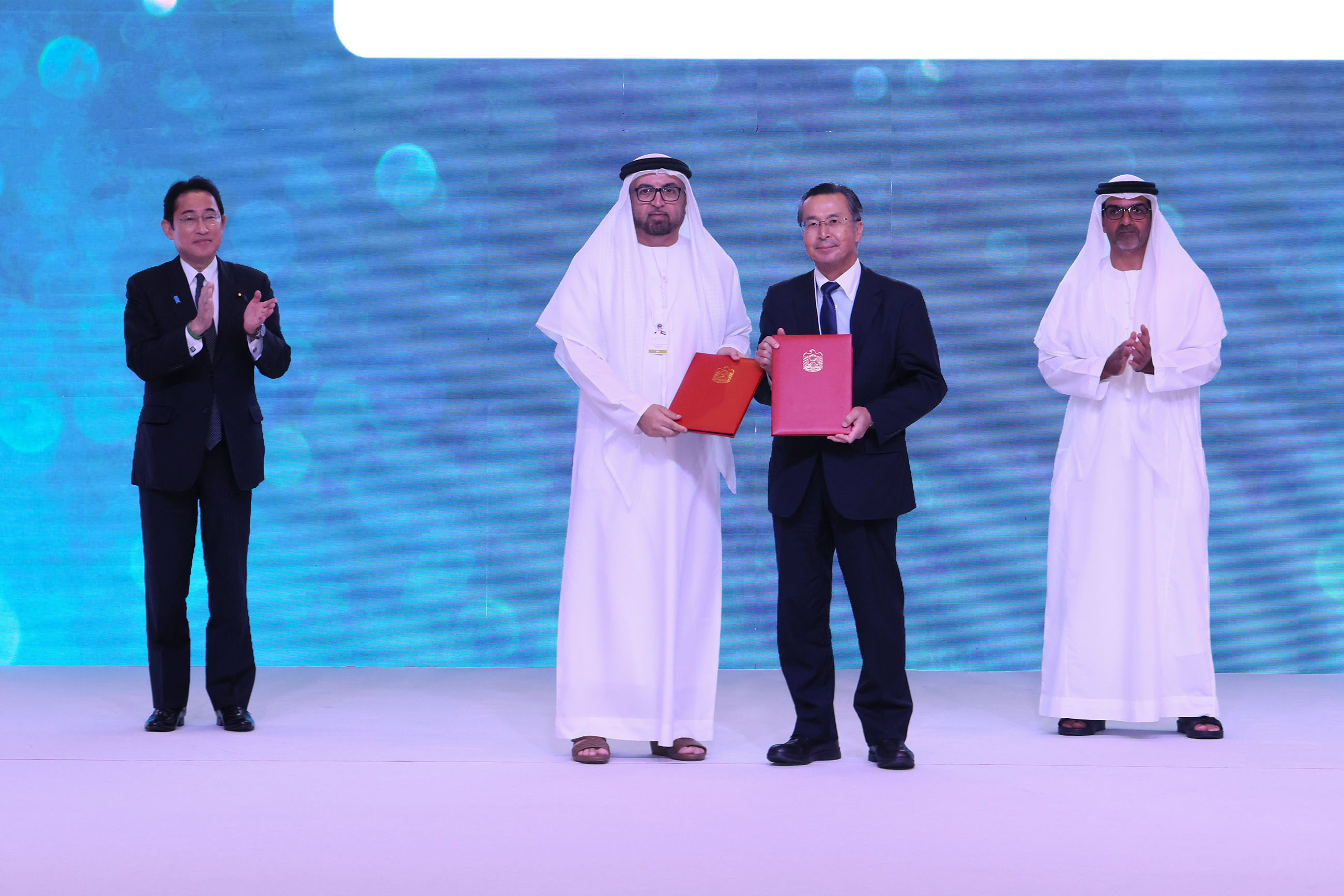 Ceremony to exchange documents at the Japan-UAE Business Forum (12)