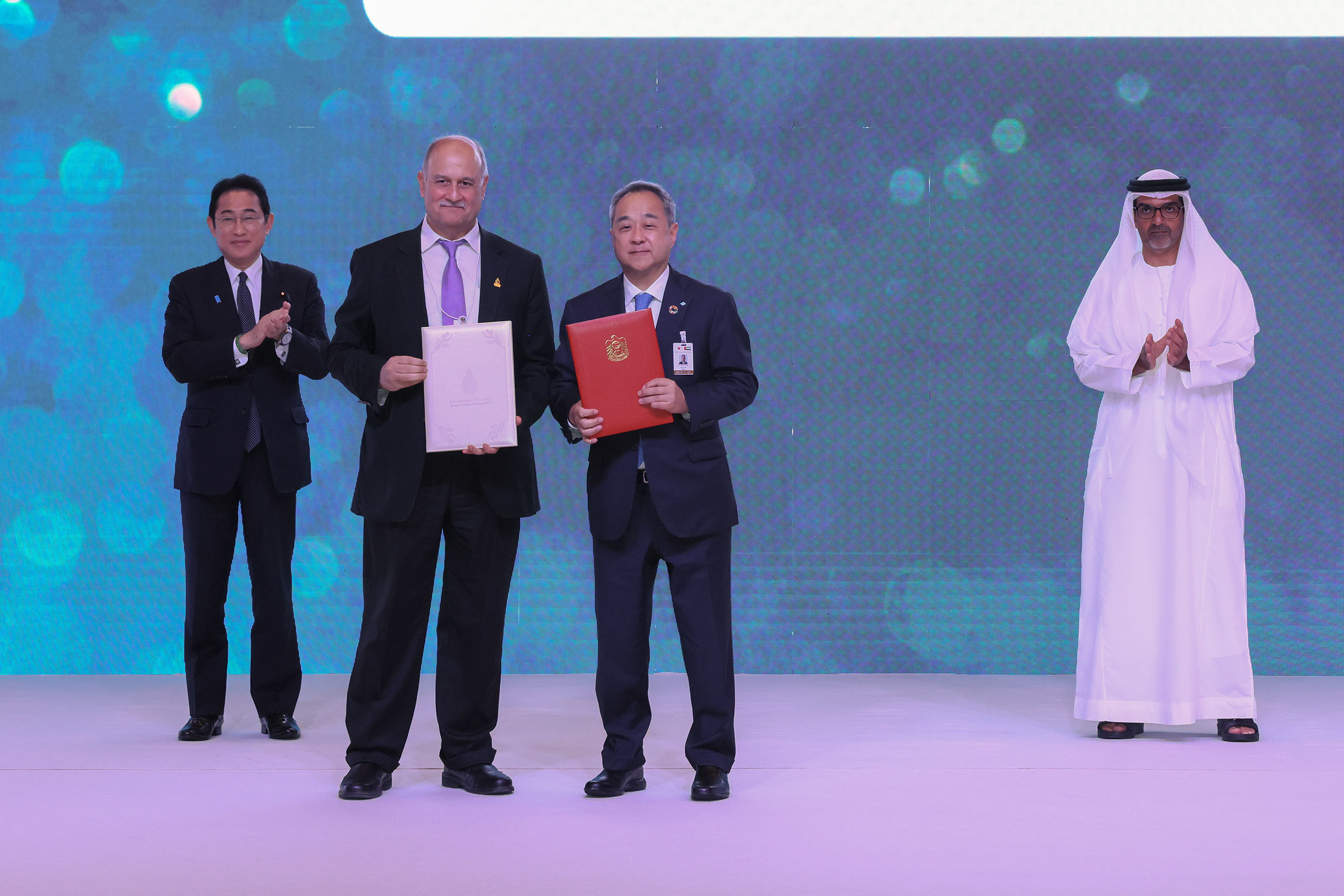 Ceremony to exchange documents at the Japan-UAE Business Forum (13)