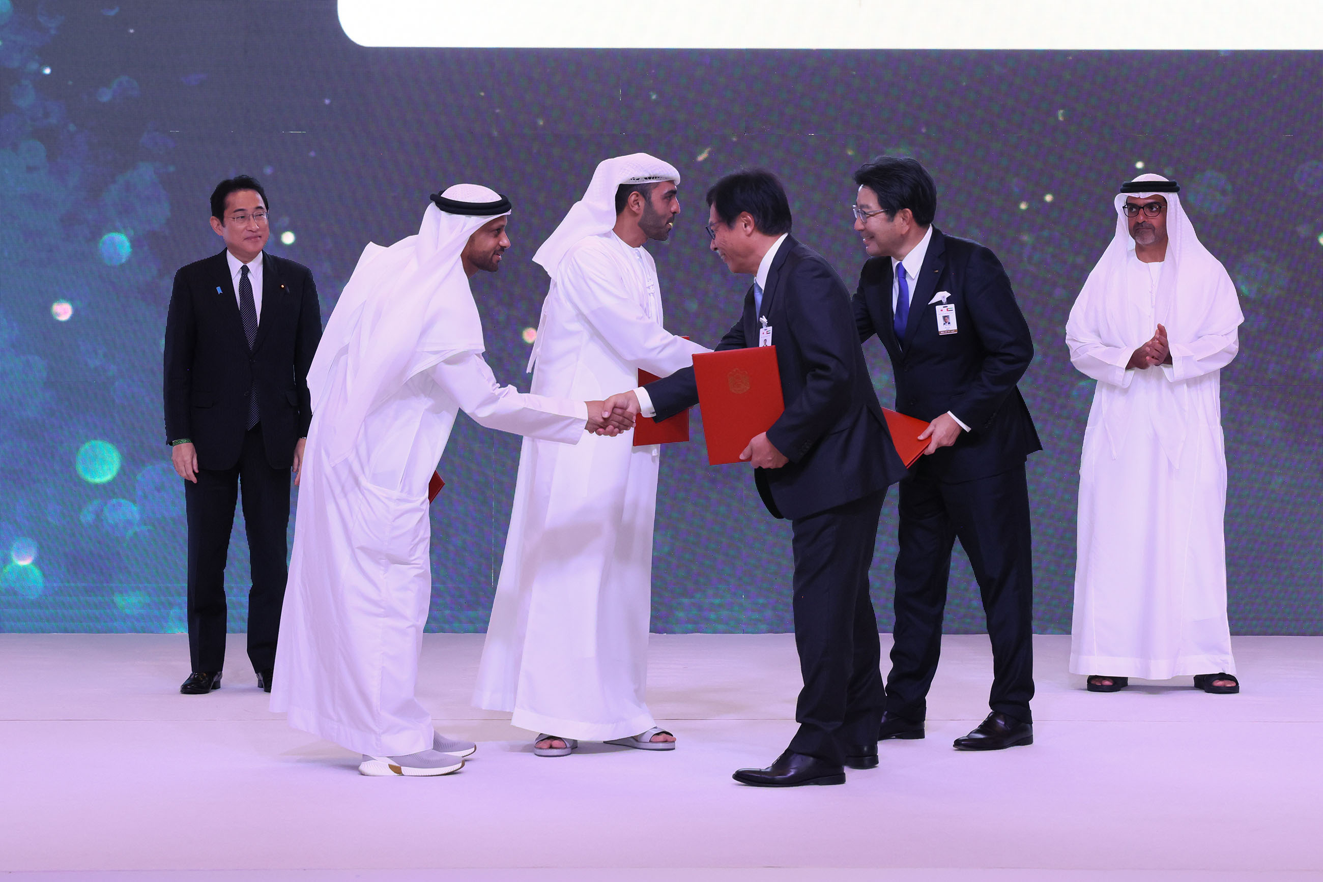 Ceremony to exchange documents at the Japan-UAE Business Forum (14)