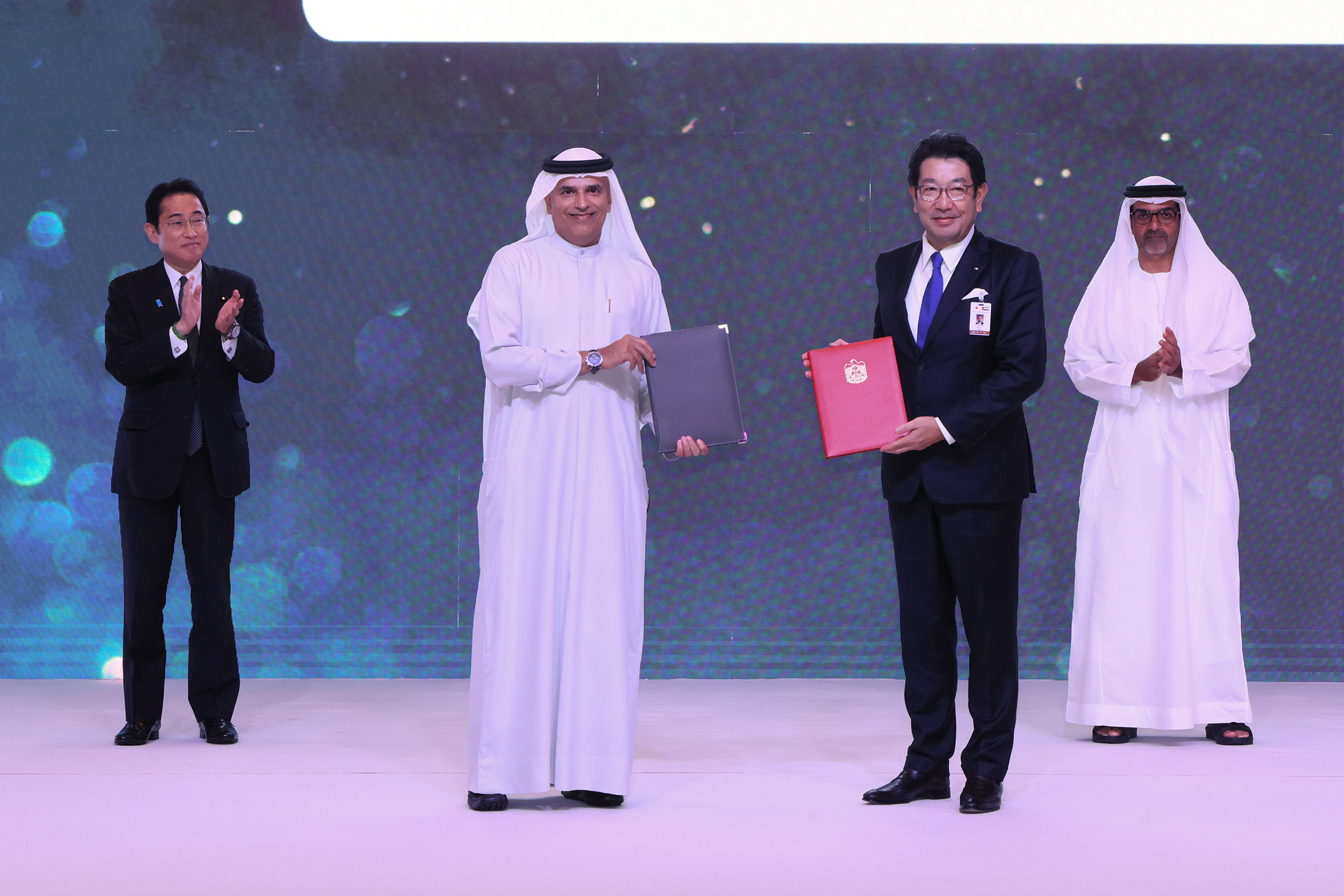 Ceremony to exchange documents at the Japan-UAE Business Forum (15)