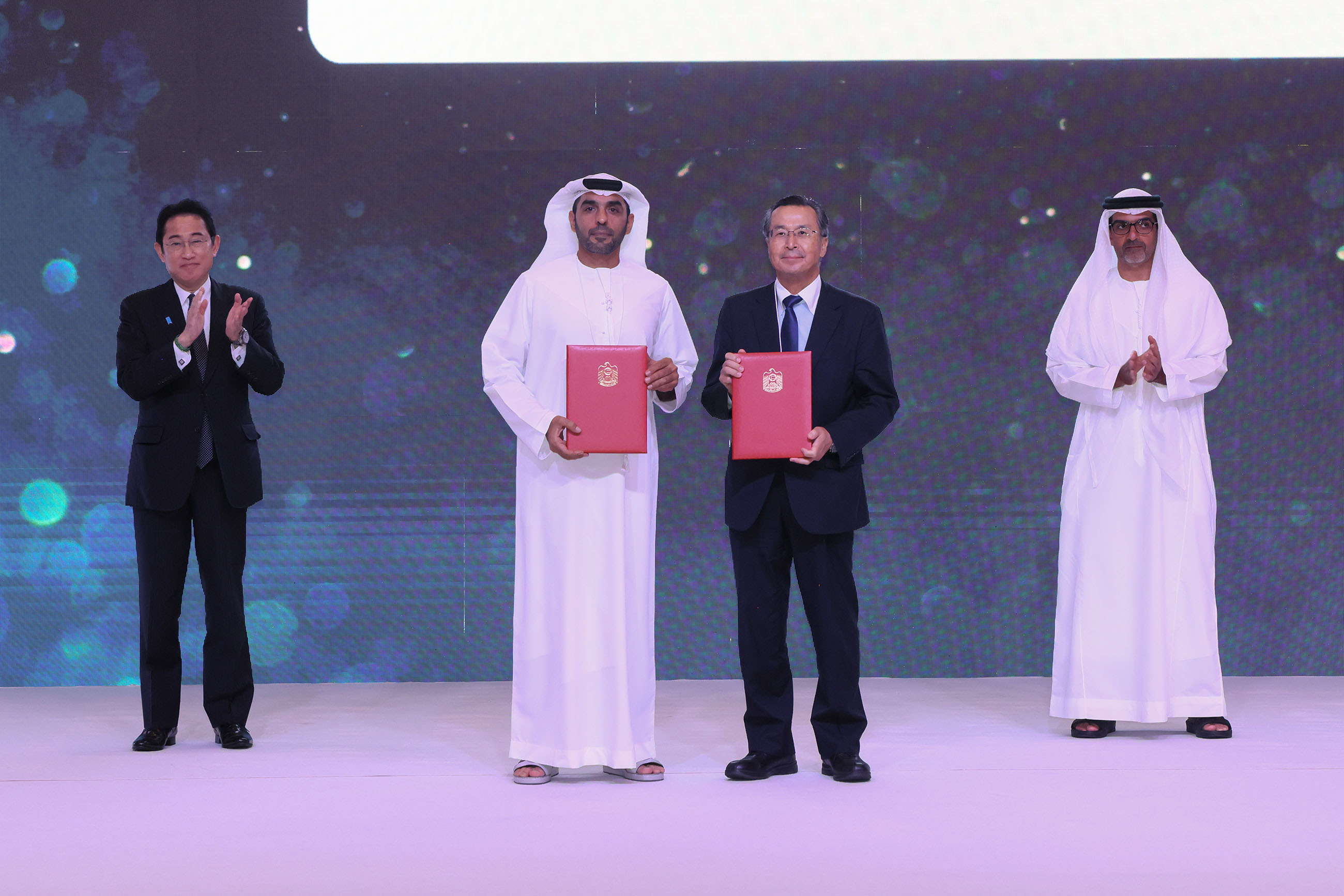 Ceremony to exchange documents at the Japan-UAE Business Forum (16)