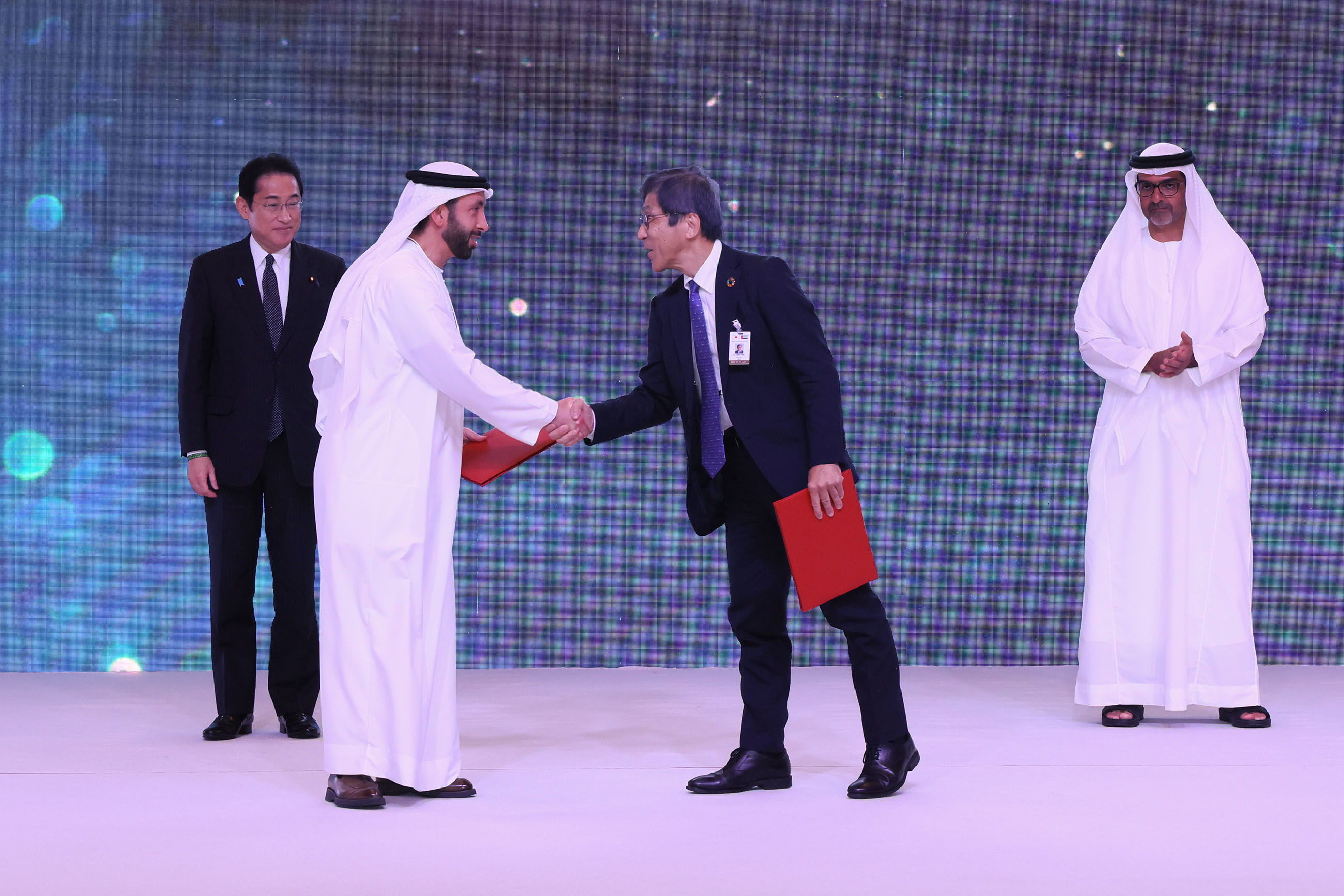 Ceremony to exchange documents at the Japan-UAE Business Forum (18)