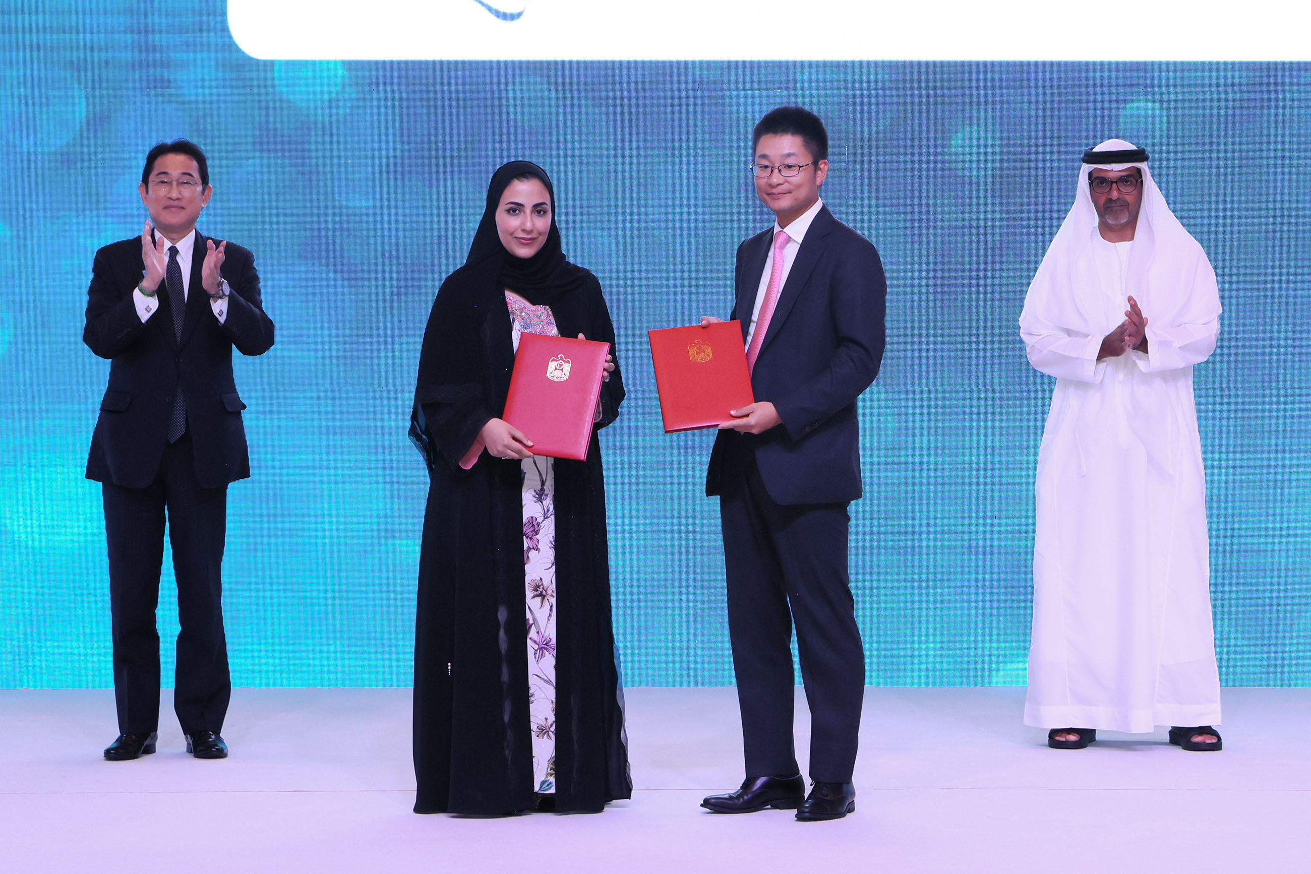 Ceremony to exchange documents at the Japan-UAE Business Forum (19)