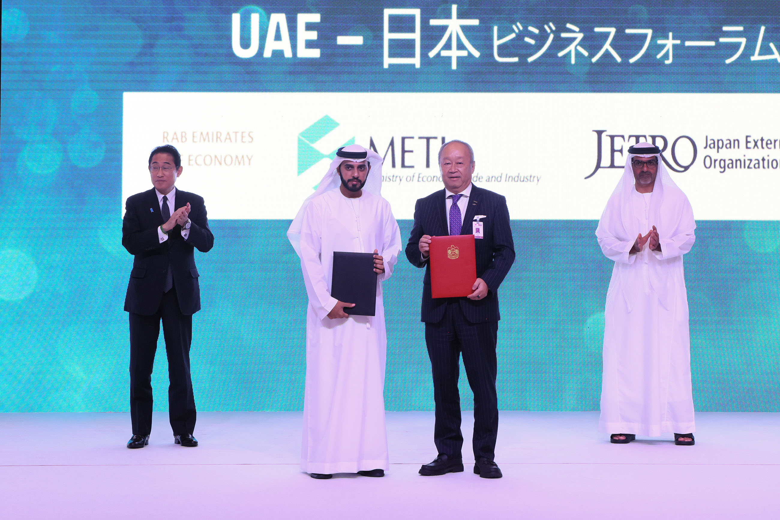 Ceremony to exchange documents at the Japan-UAE Business Forum (20)