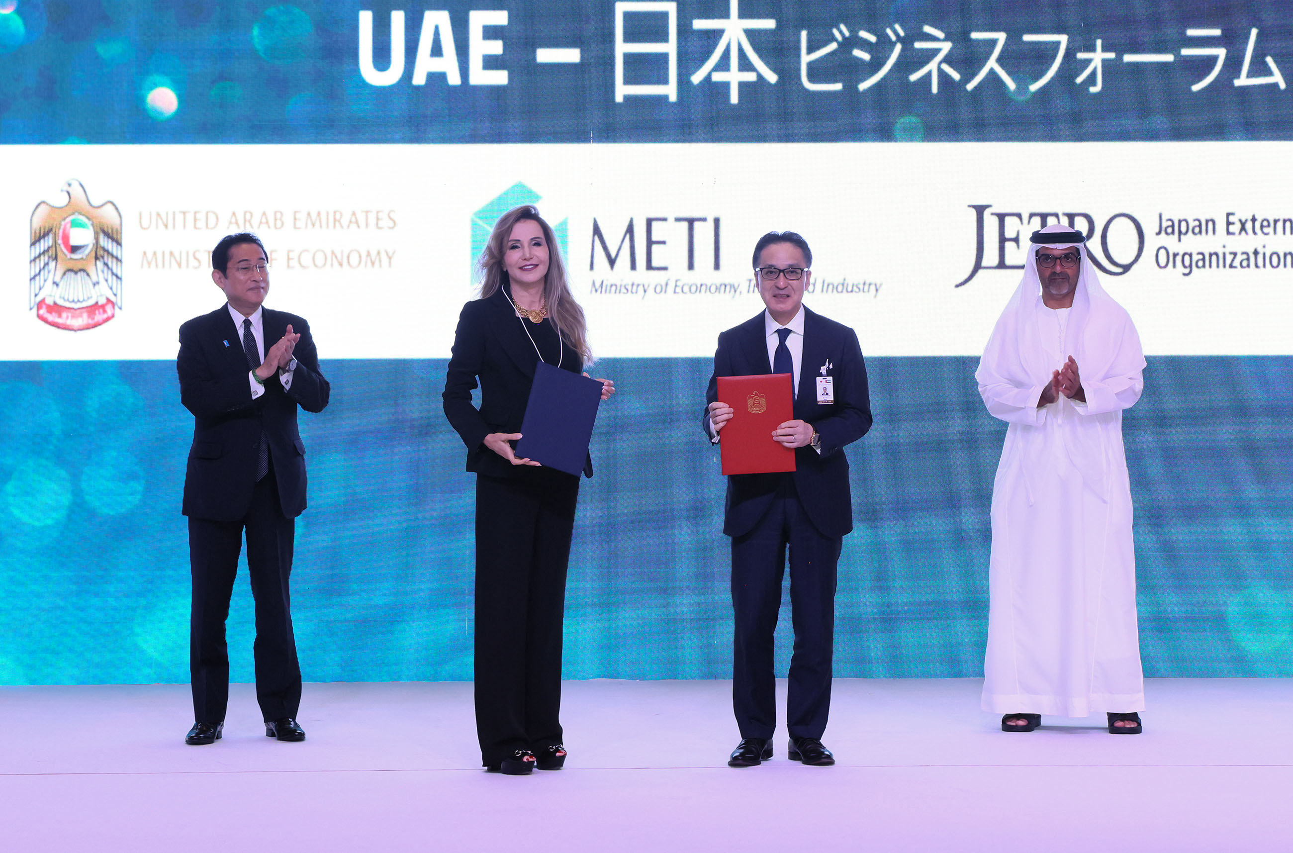 Ceremony to exchange documents at the Japan-UAE Business Forum (21)