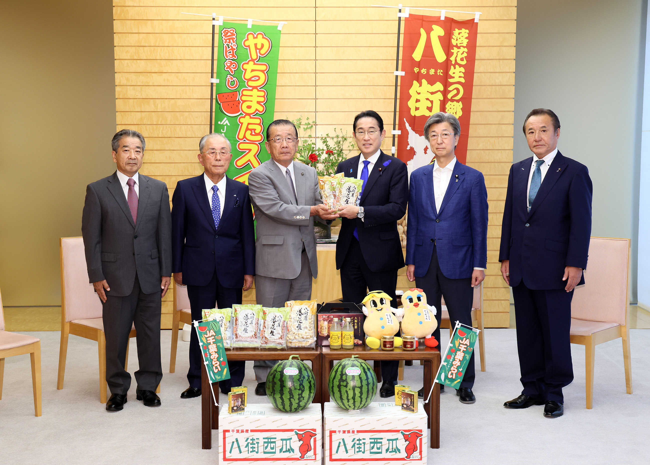 Prime Minister Kishida being presented with peanuts (1)