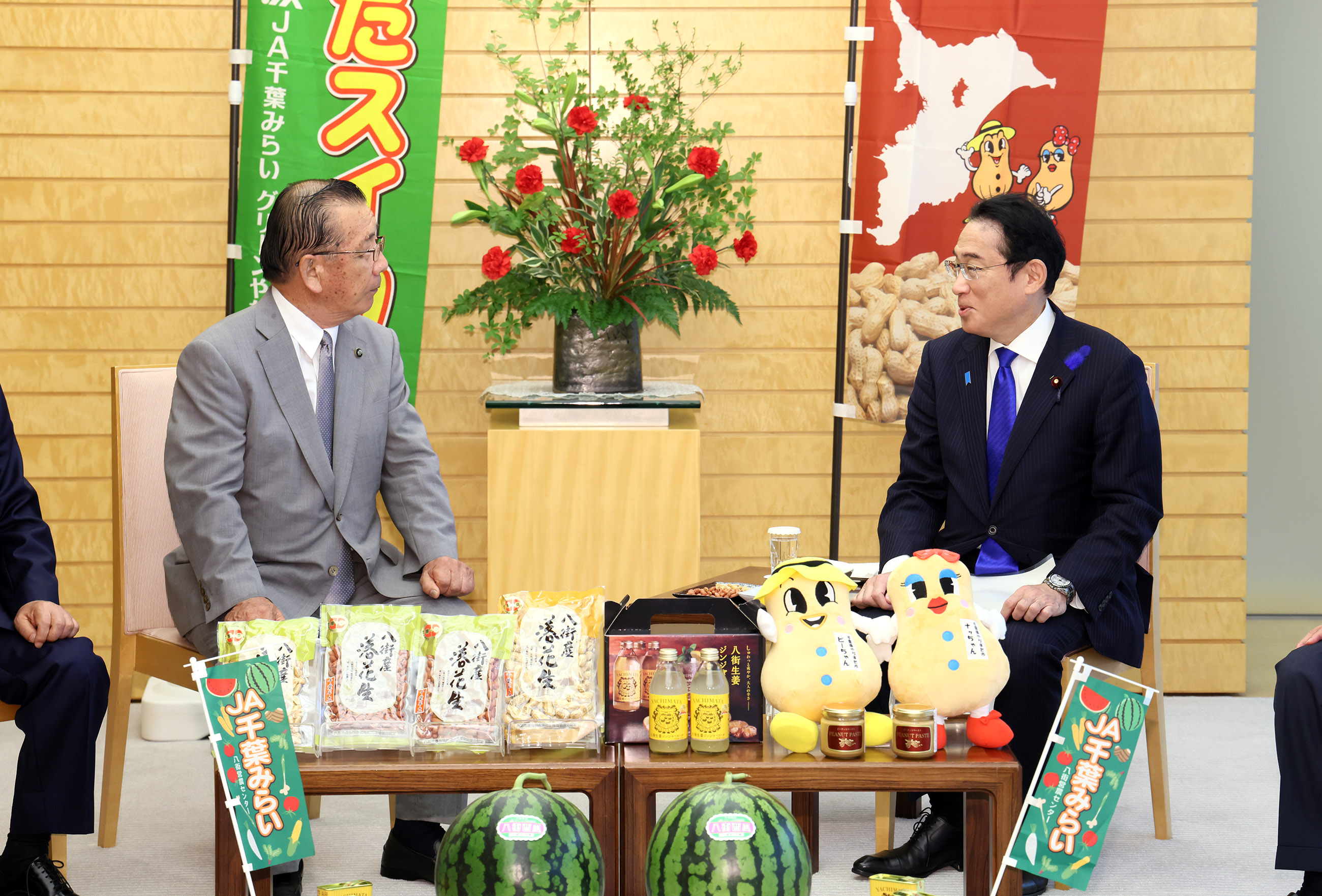 Prime Minister Kishida being presented with peanuts (2)