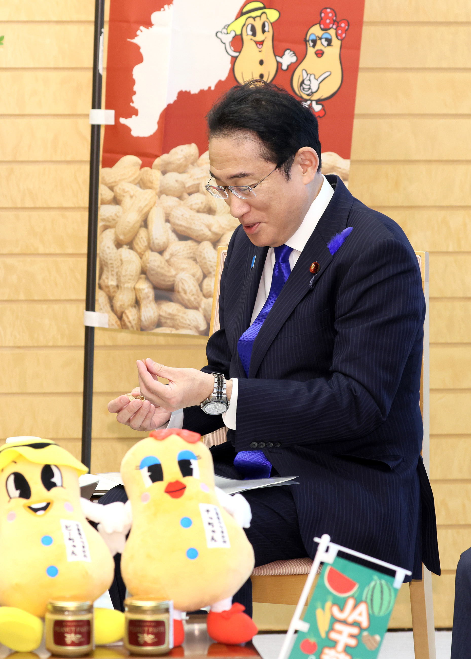 Prime Minister Kishida being presented with peanuts (3)