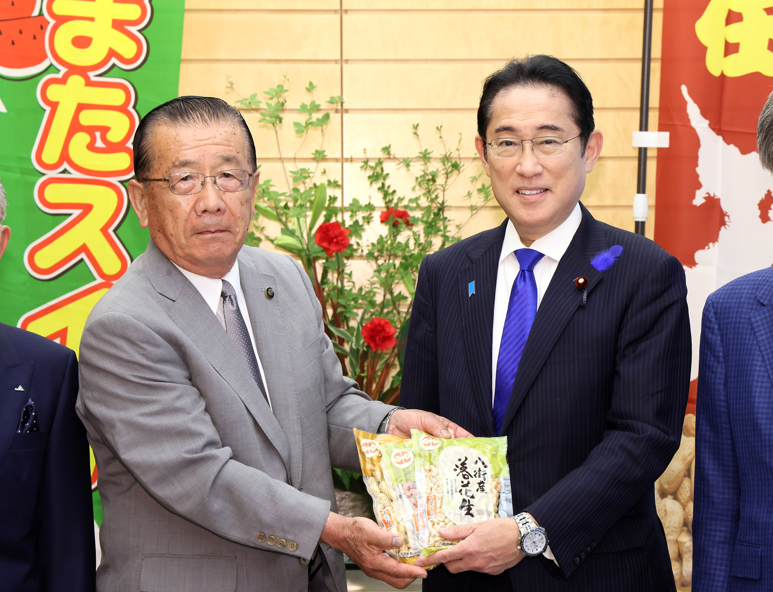 Prime Minister Kishida being presented with peanuts (4)