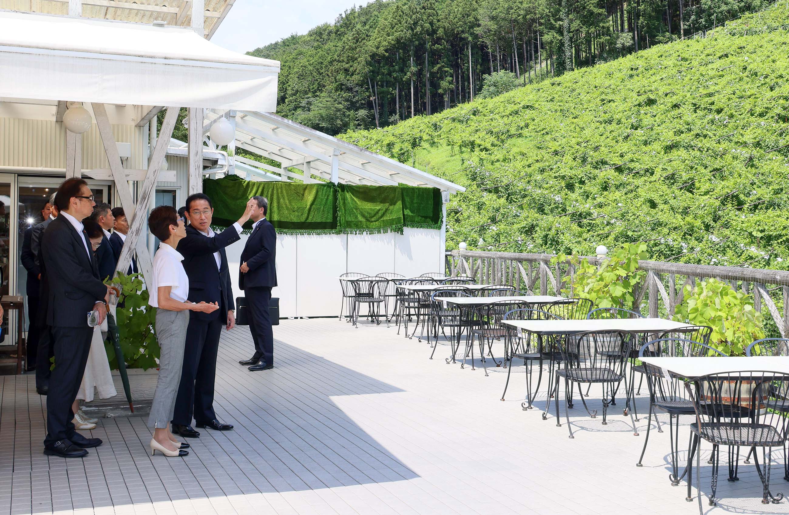 Prime Minister Kishida taking a tour around Kokoromi Gakuen and Coco Farm and Winery (1)