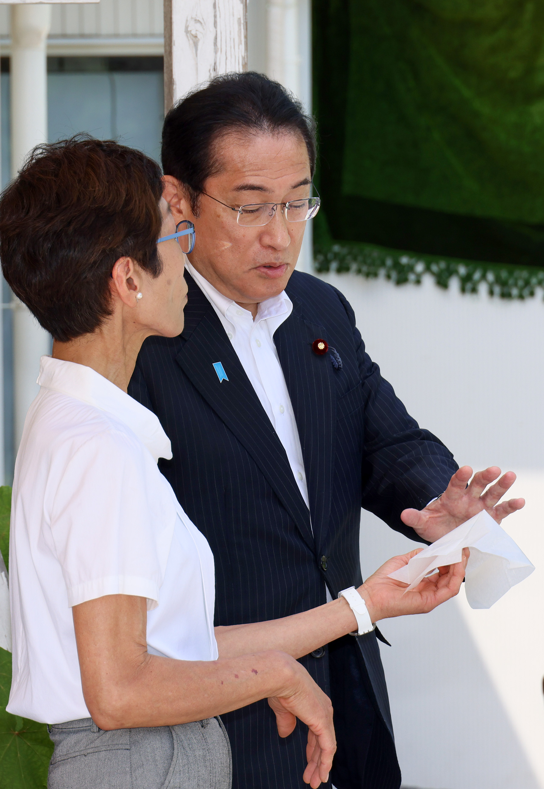 Prime Minister Kishida taking a tour around Kokoromi Gakuen and Coco Farm and Winery (2)