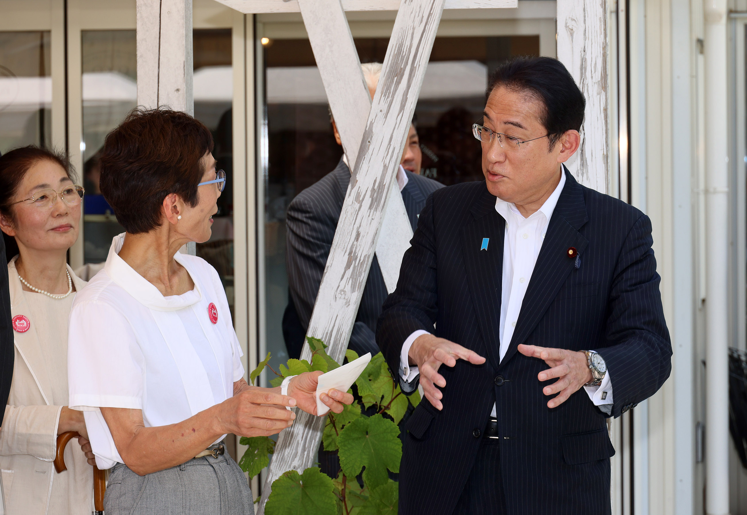 Prime Minister Kishida taking a tour around Kokoromi Gakuen and Coco Farm and Winery (4)