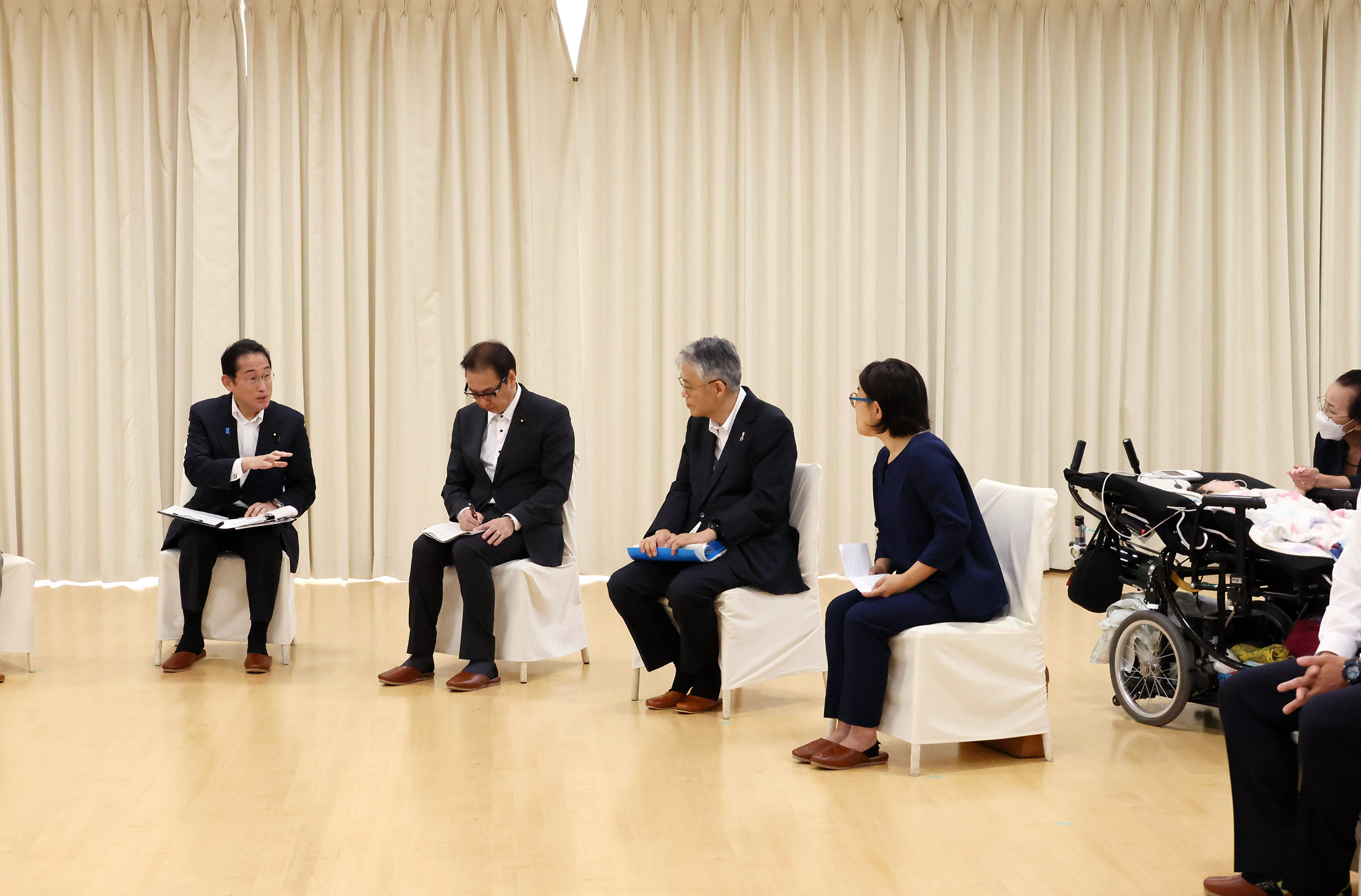 Prime Minister Kishida making remarks at the talk with a small group (2)