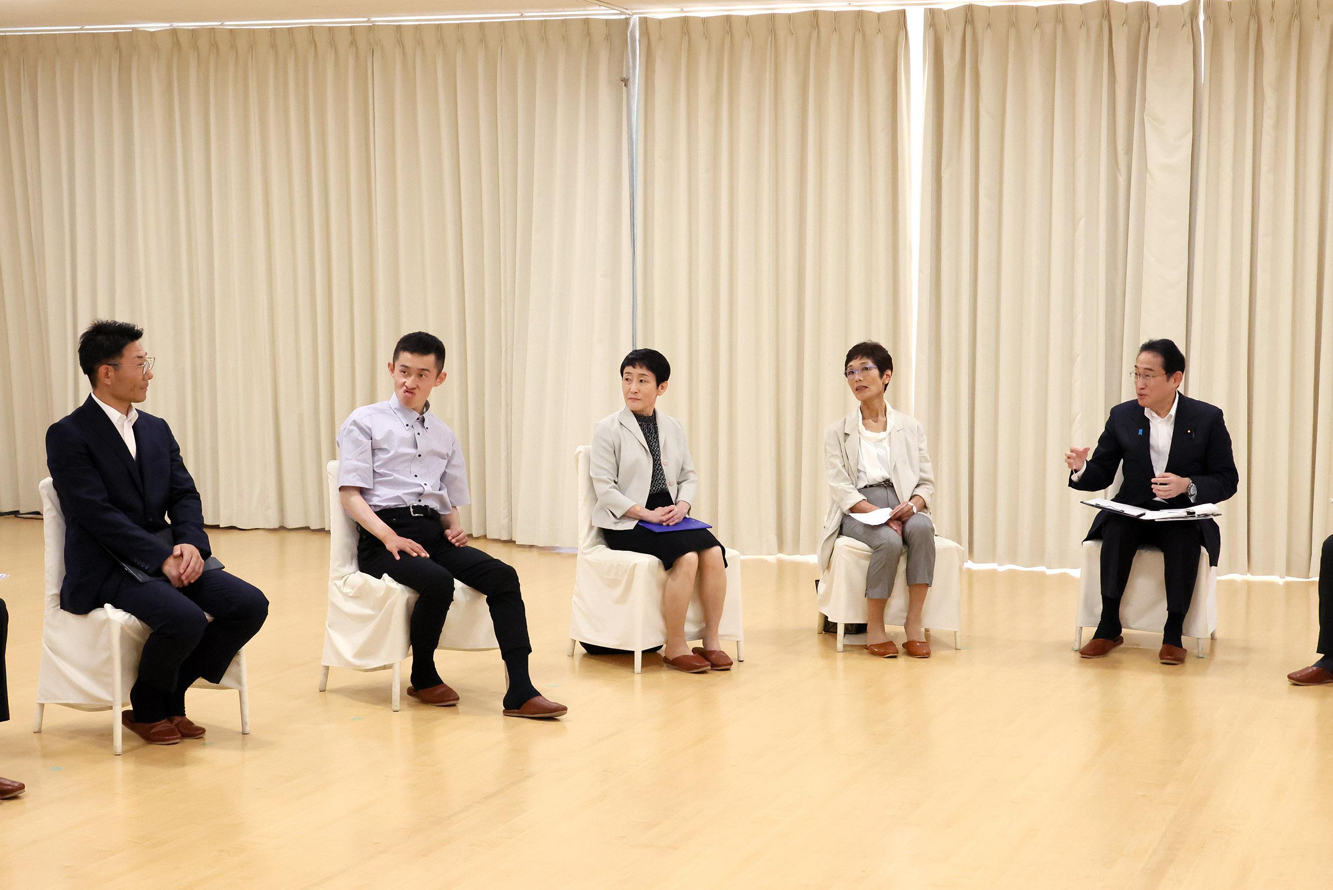 Prime Minister Kishida making remarks at the talk with a small group (3)