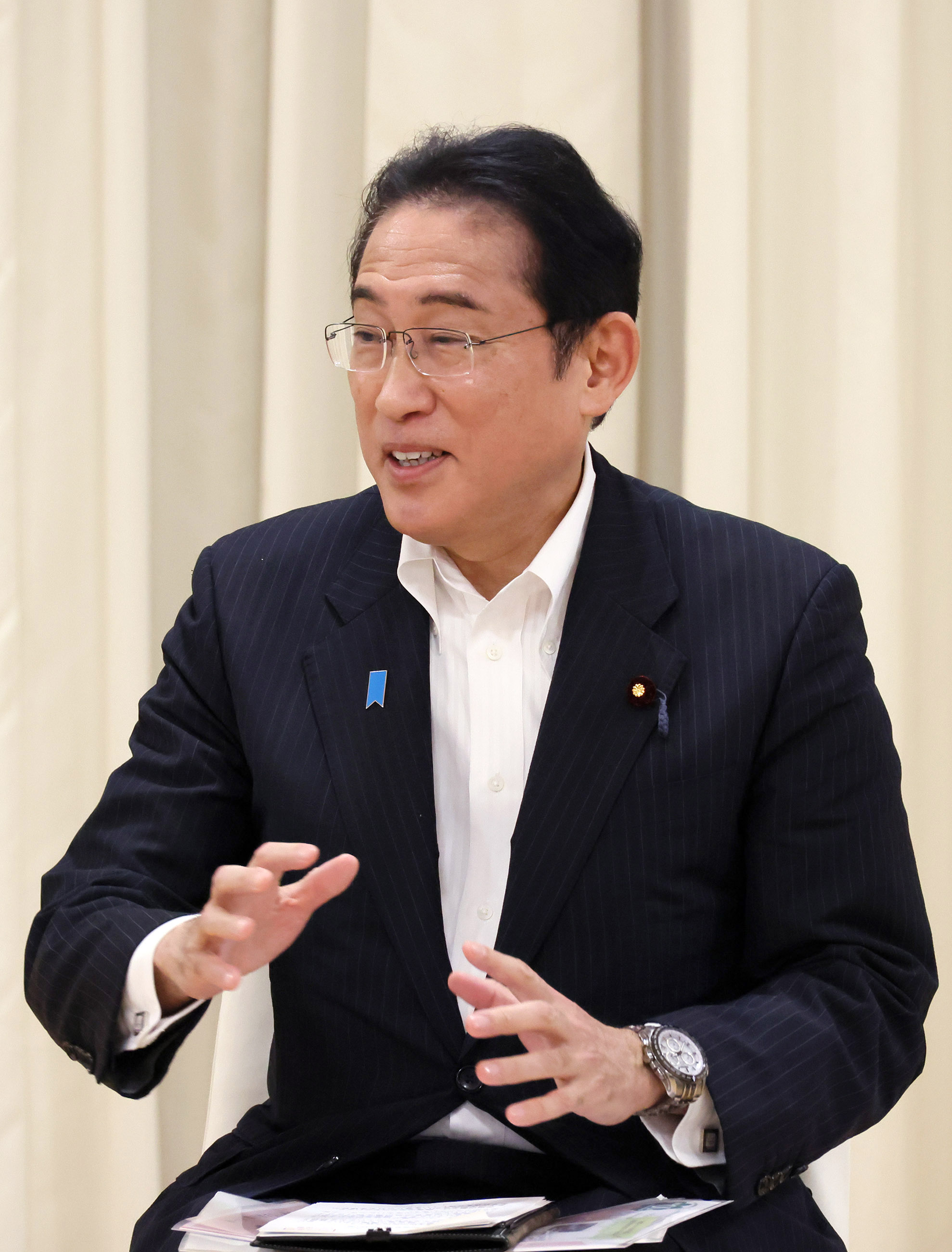 Prime Minister Kishida making remarks at the talk with a small group (4)
