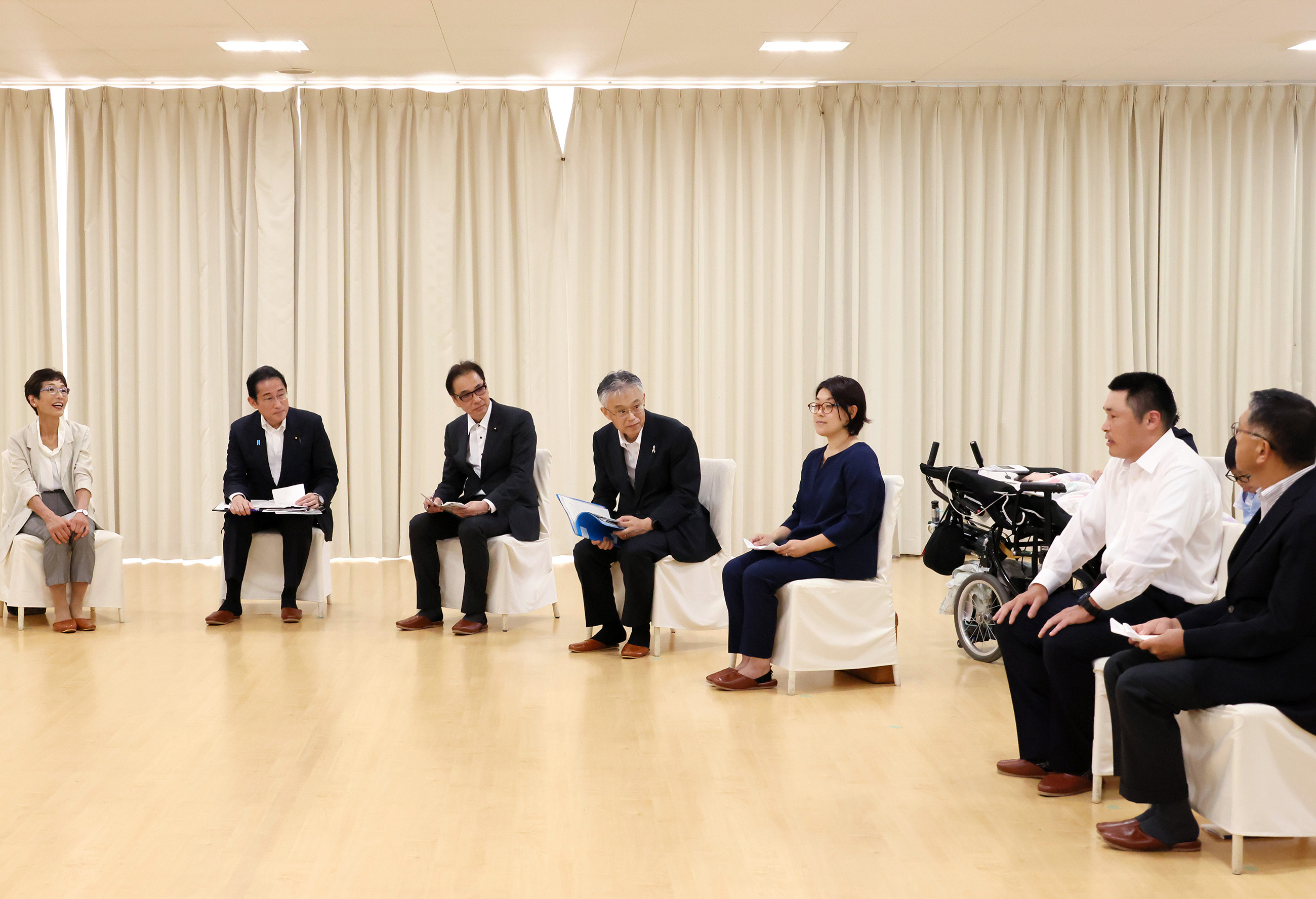 Prime Minister Kishida listening to the participants of the talk with a small group (1)