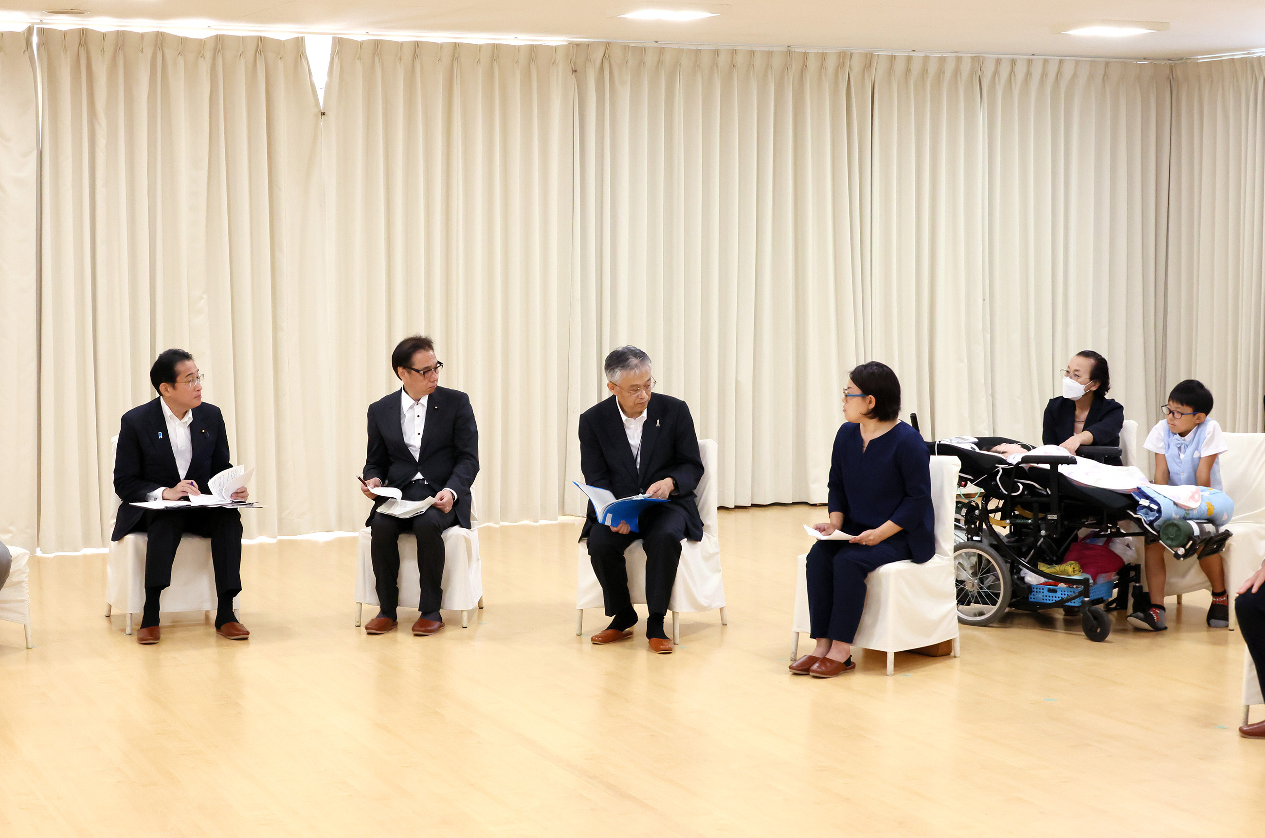 Prime Minister Kishida listening to the participants of the talk with a small group (2)