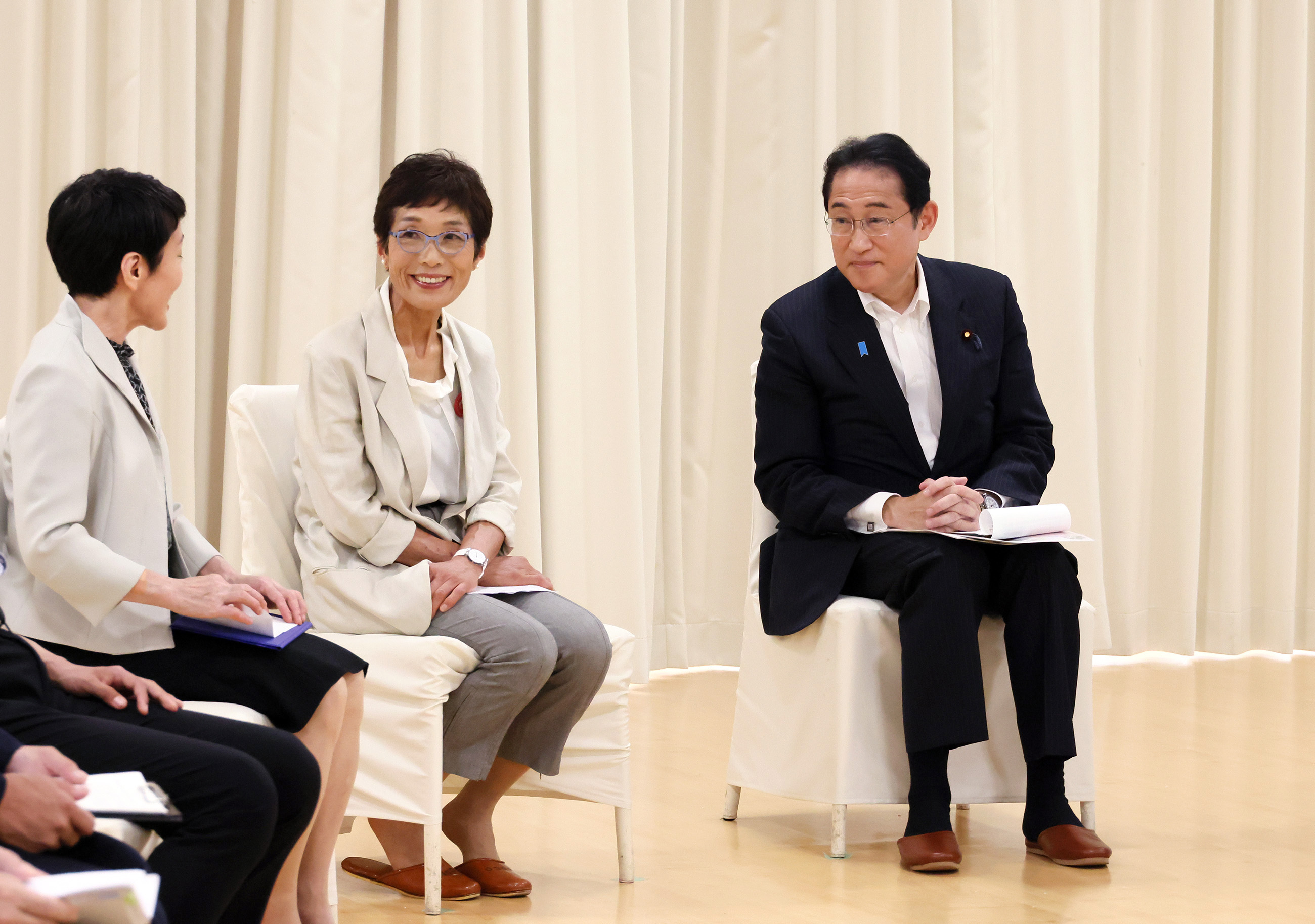 Prime Minister Kishida listening to the participants of the talk with a small group (3)