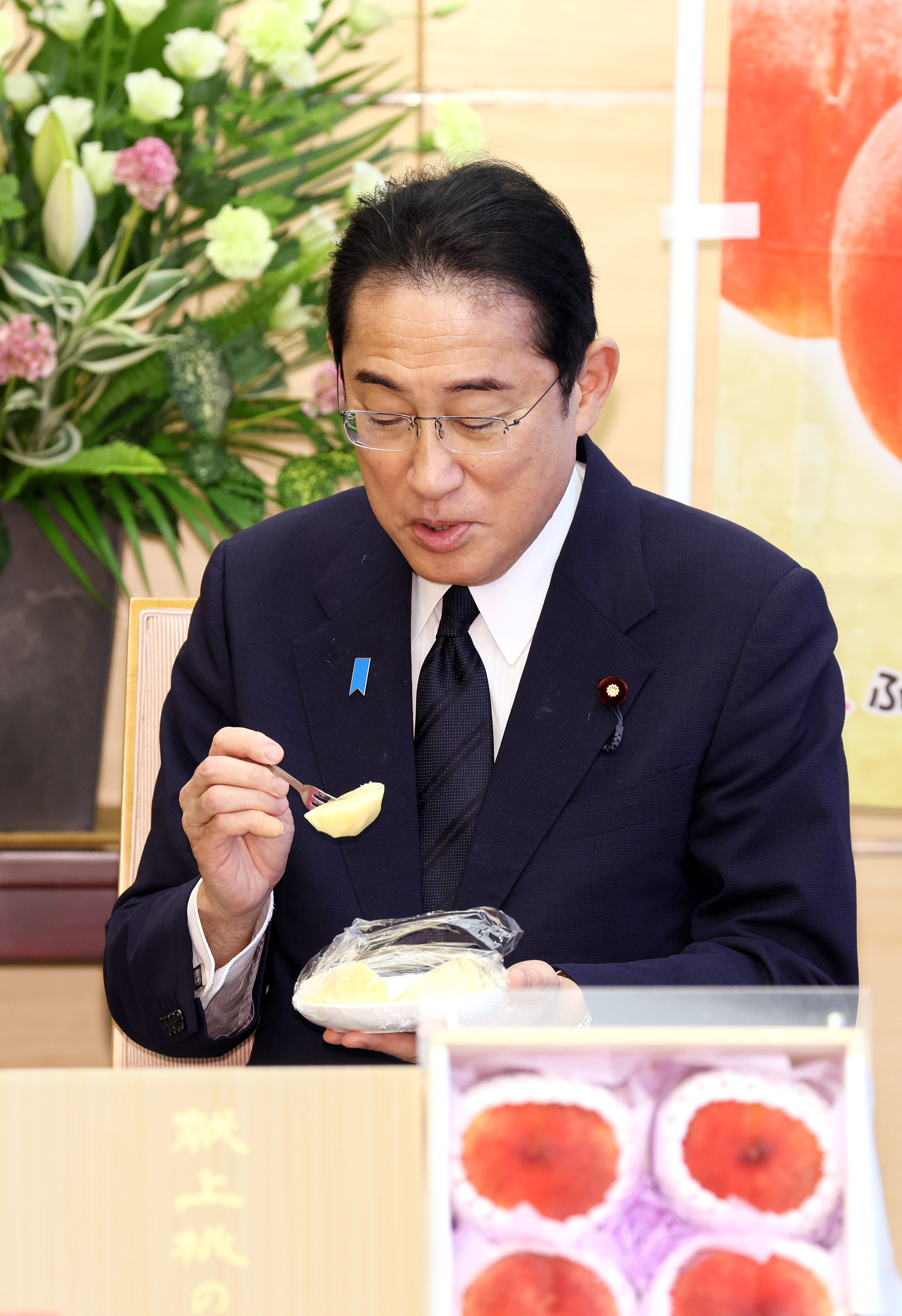 Prime Minister Kishida being presented with peaches (2)