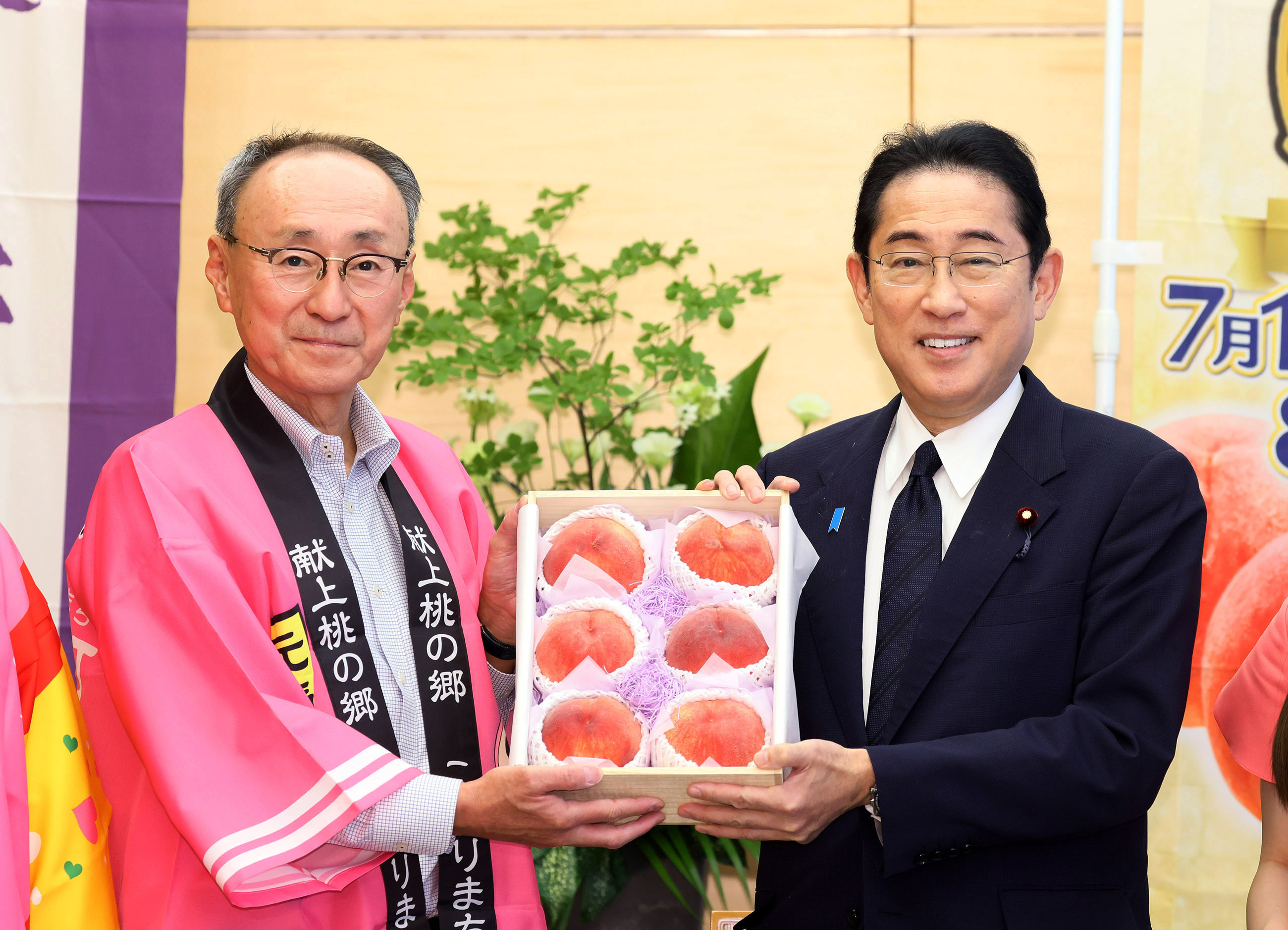 Prime Minister Kishida being presented with peaches (4)