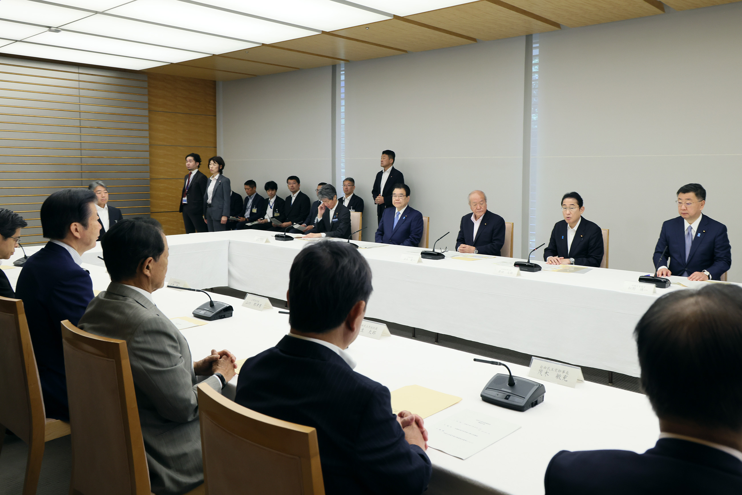 Prime Minister Kishida wrapping up a meeting (3)