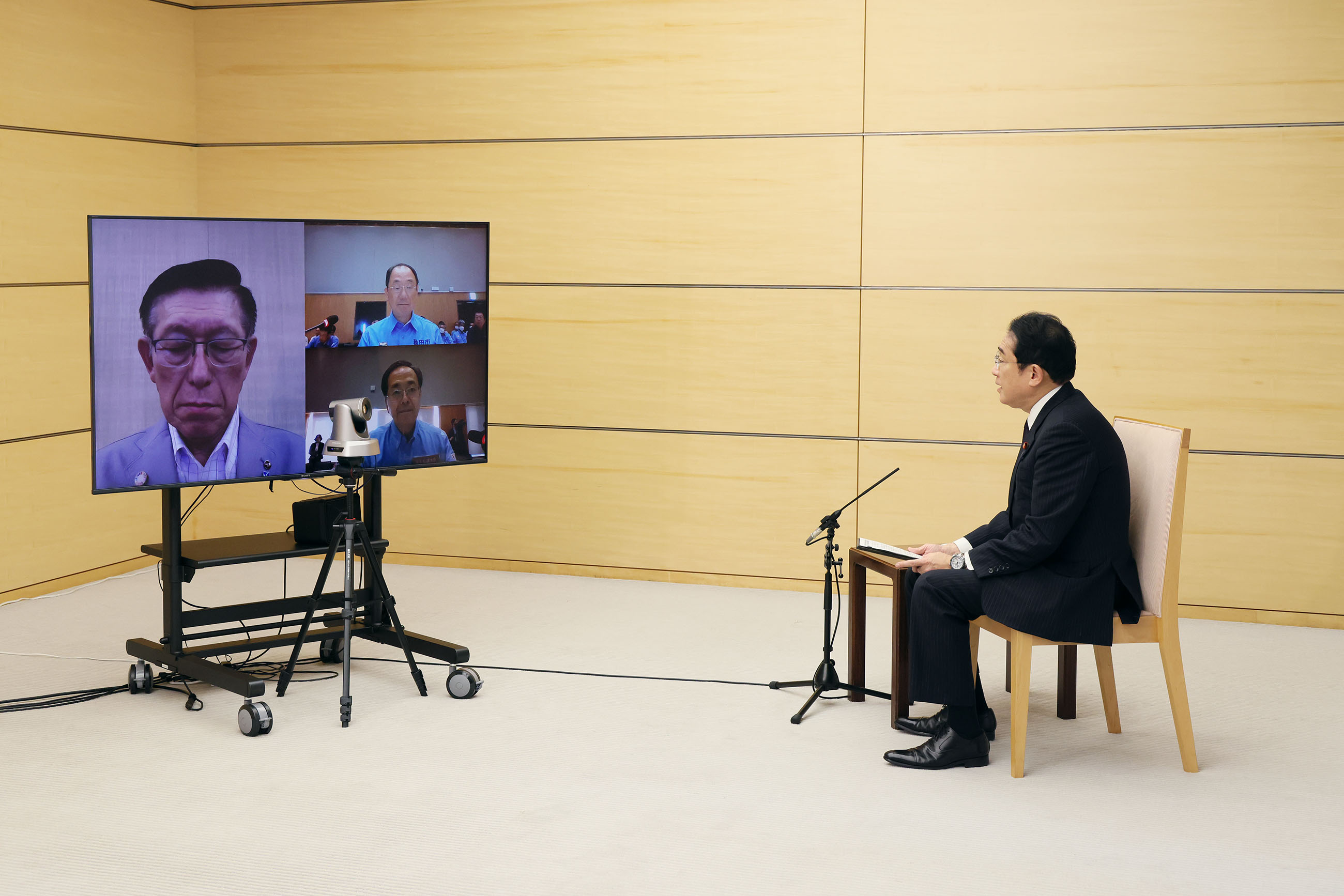 Prime Minister Kishida exchanging views (2)