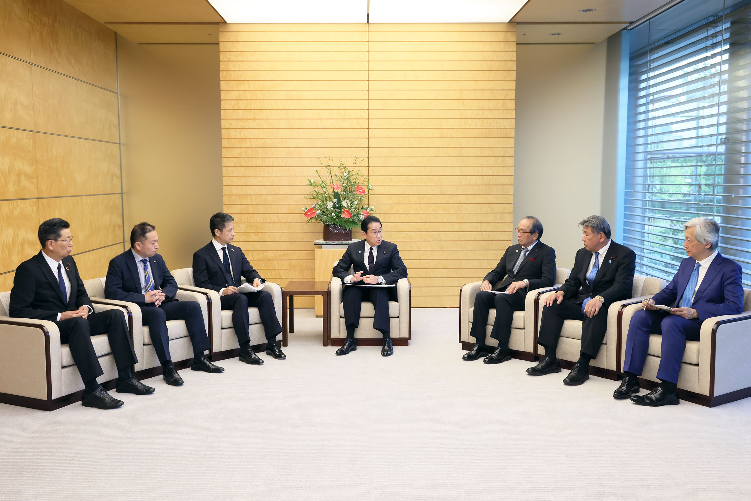 Prime Minister Kishida receiving requests (4)
