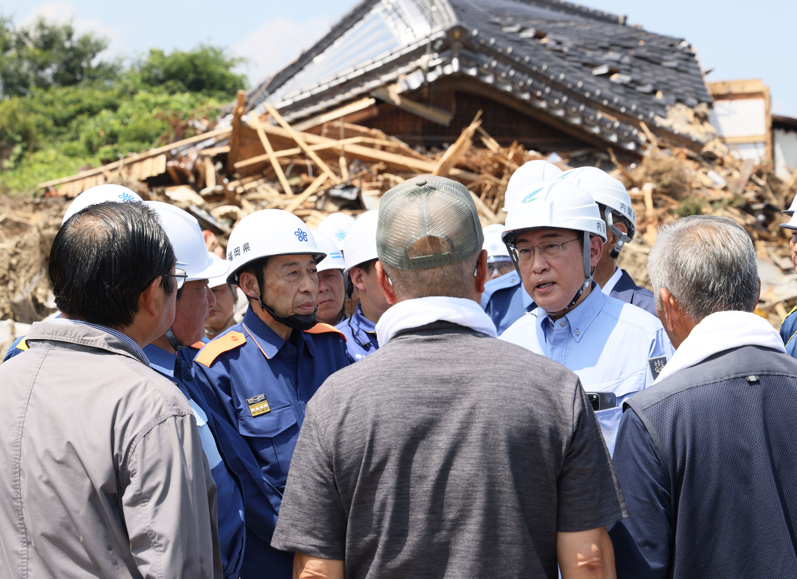Prime Minister Kishida listening to the residents affected by the heavy rain (1)