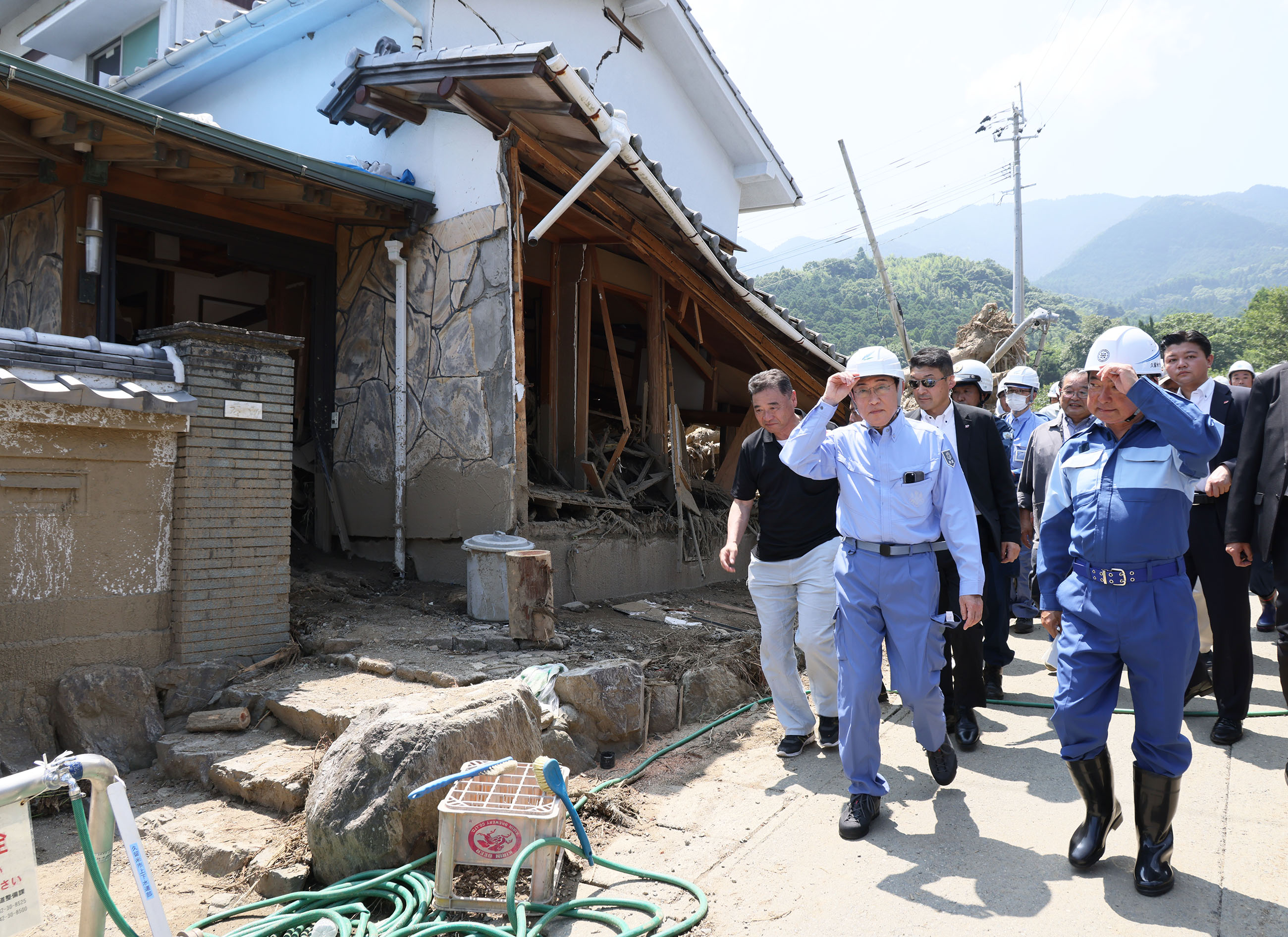 Prime Minister Kishida visiting the site where debris flows occurred (1)