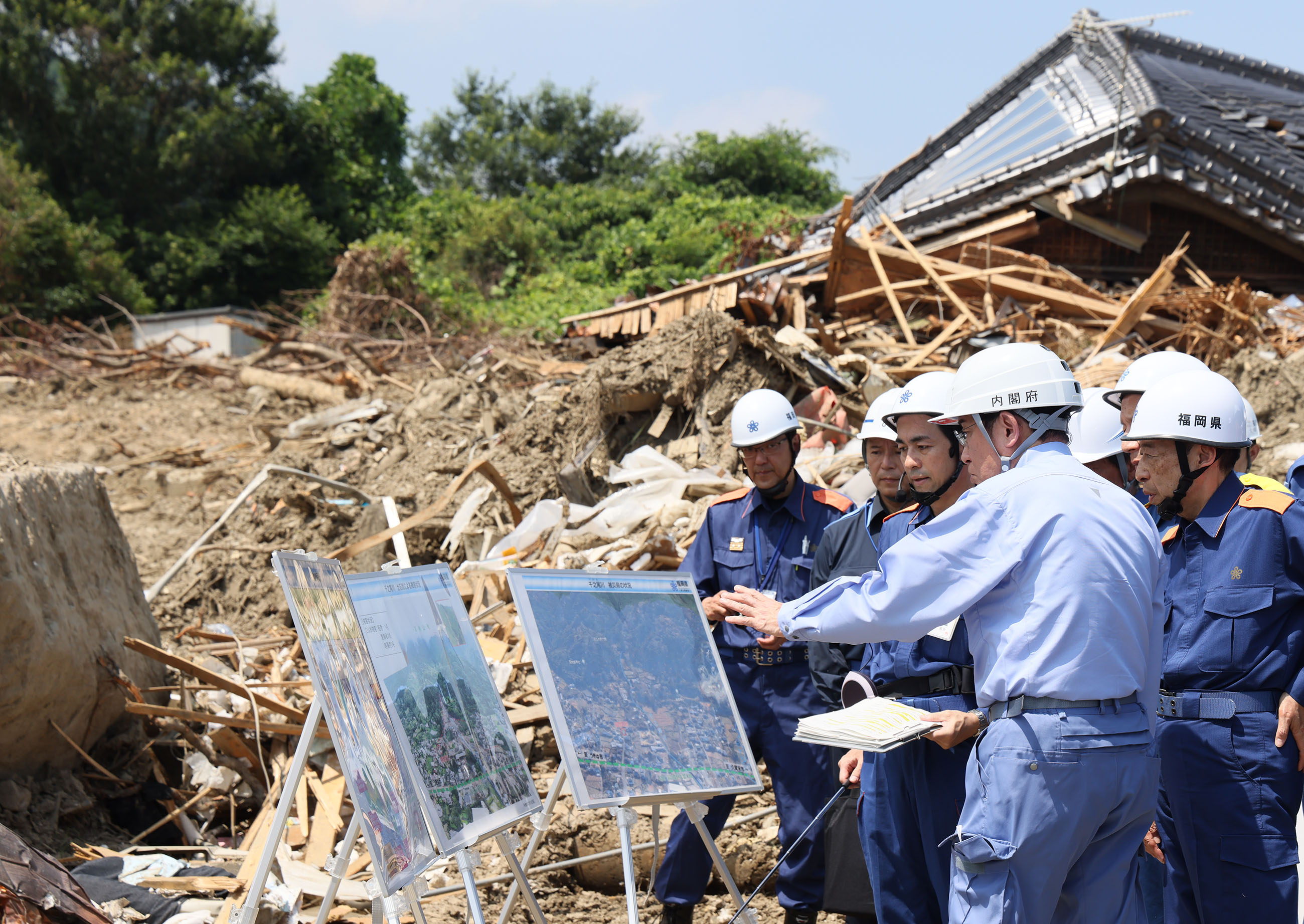Prime Minister Kishida visiting the site where debris flows occurred (2)