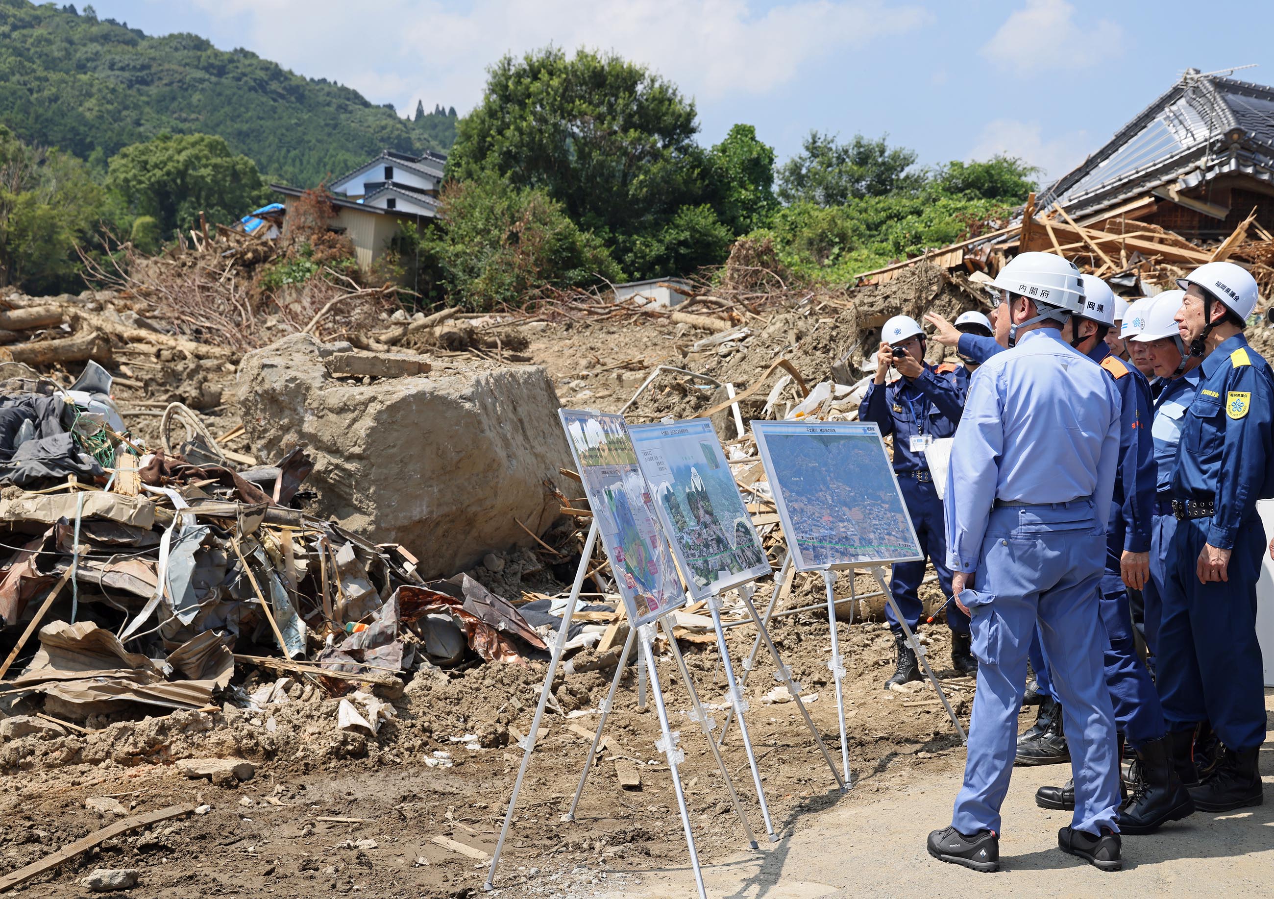 Prime Minister Kishida visiting the site where debris flows occurred (3)