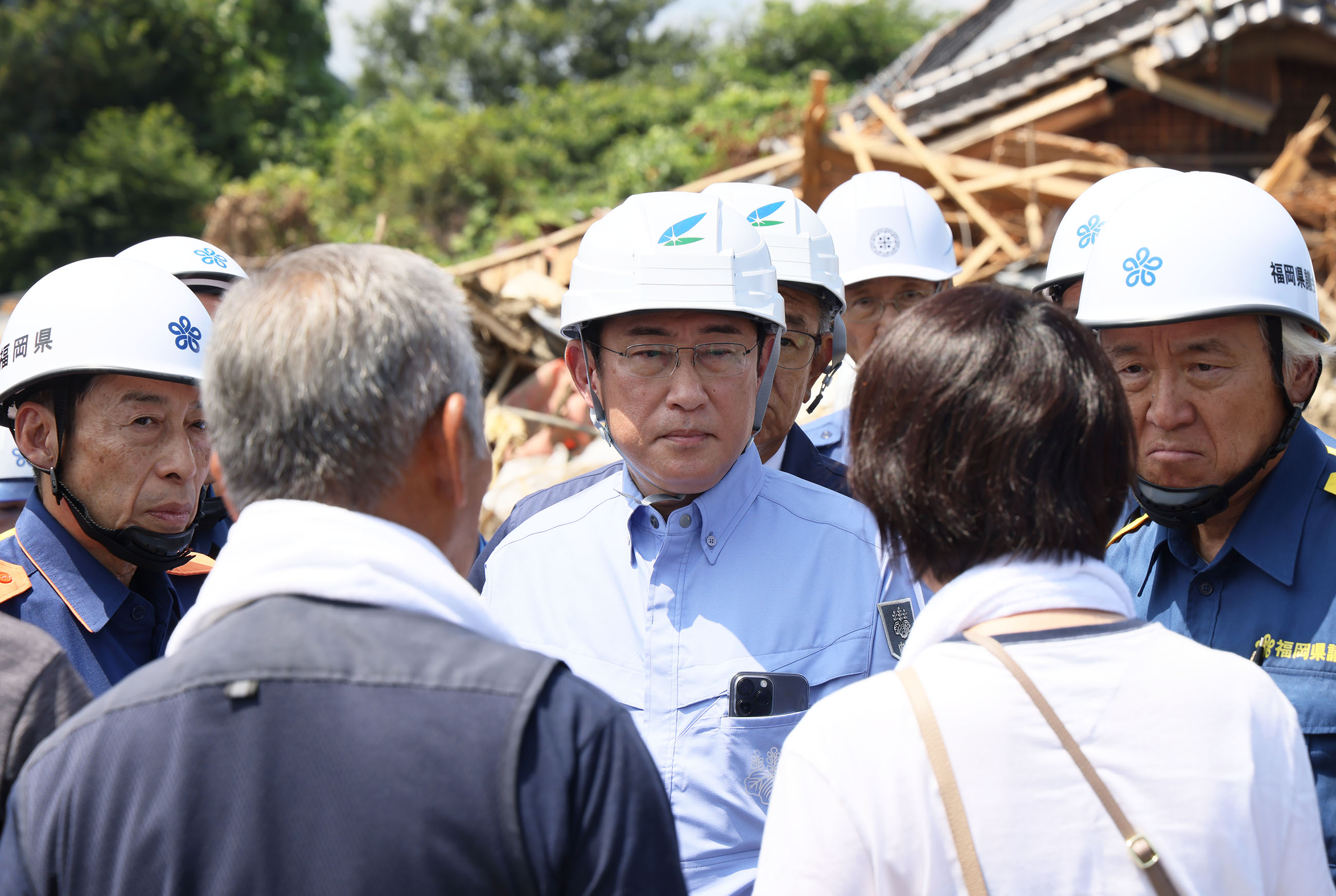 Prime Minister Kishida listening to the residents affected by the heavy rain (2)