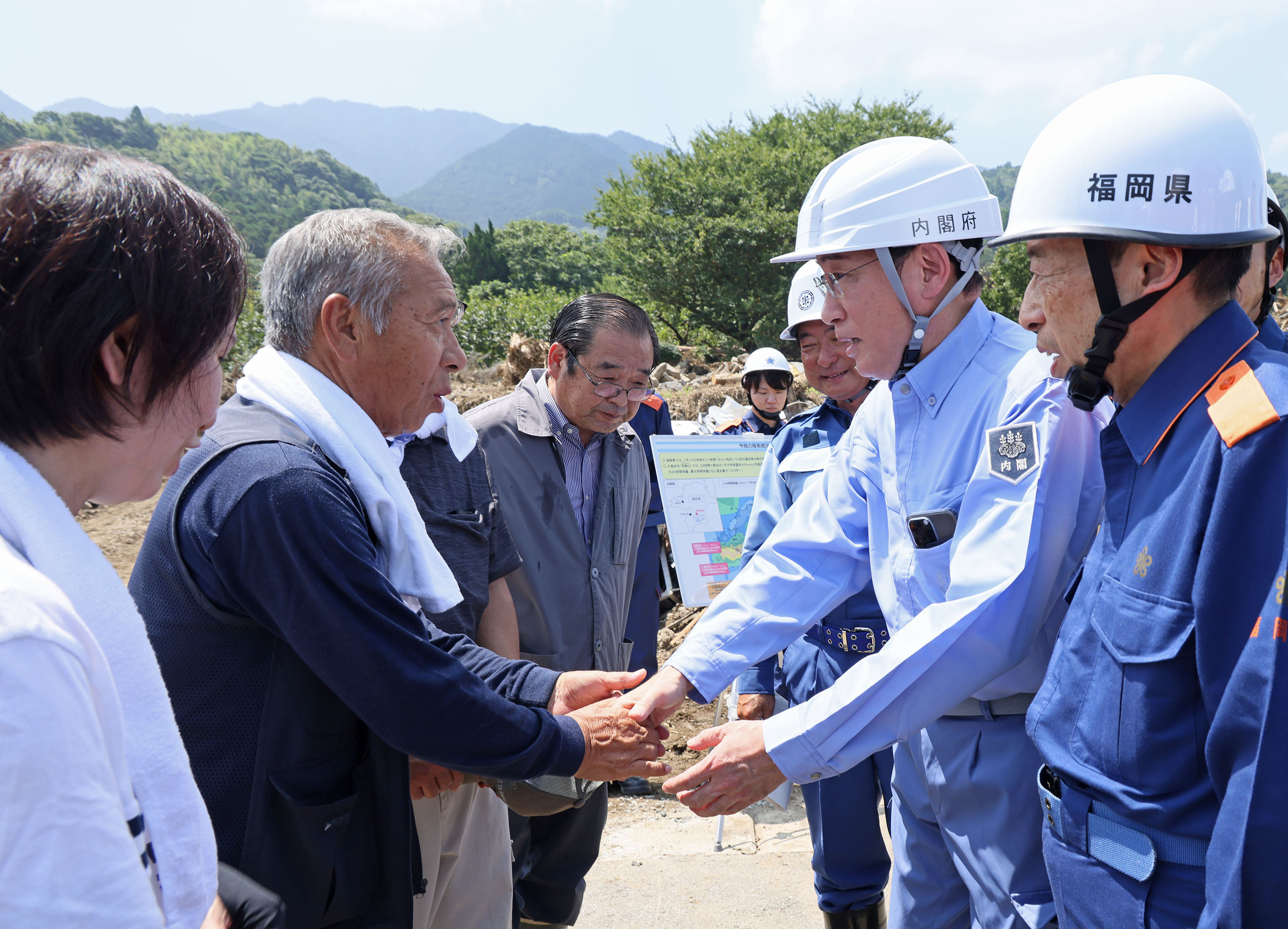 Prime Minister Kishida listening to the residents affected by the heavy rain (3)