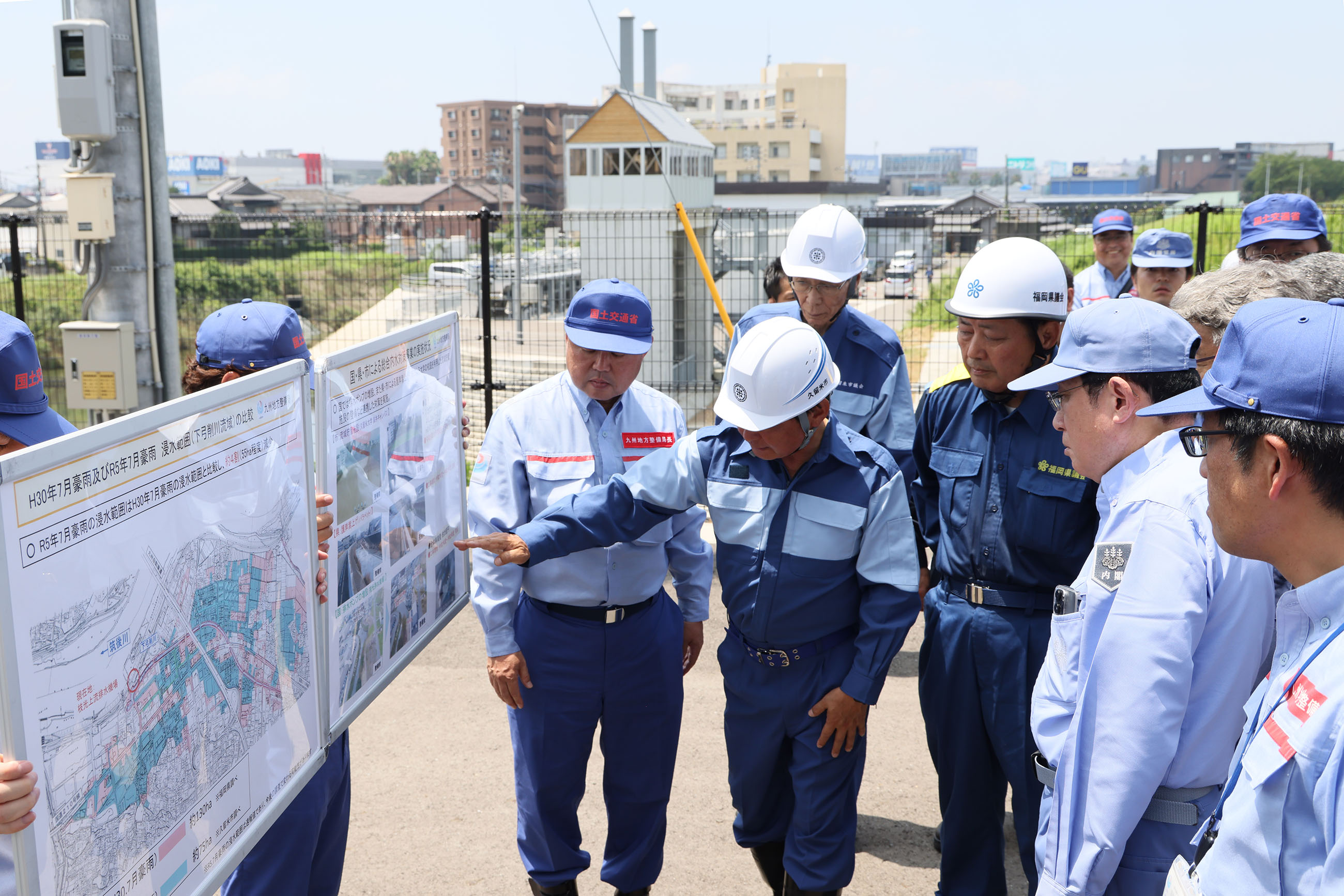 Prime Minister Kishida visiting the Edamitsu Upstream Drainage Pump Station (2)